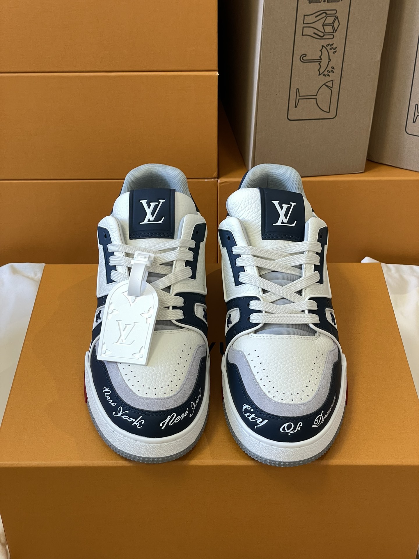 Louis Vuitton 上线本款 LV Trainer运动鞋款号VL 0273 此款选用Damier粒面牛皮革玩味色彩和比例玄