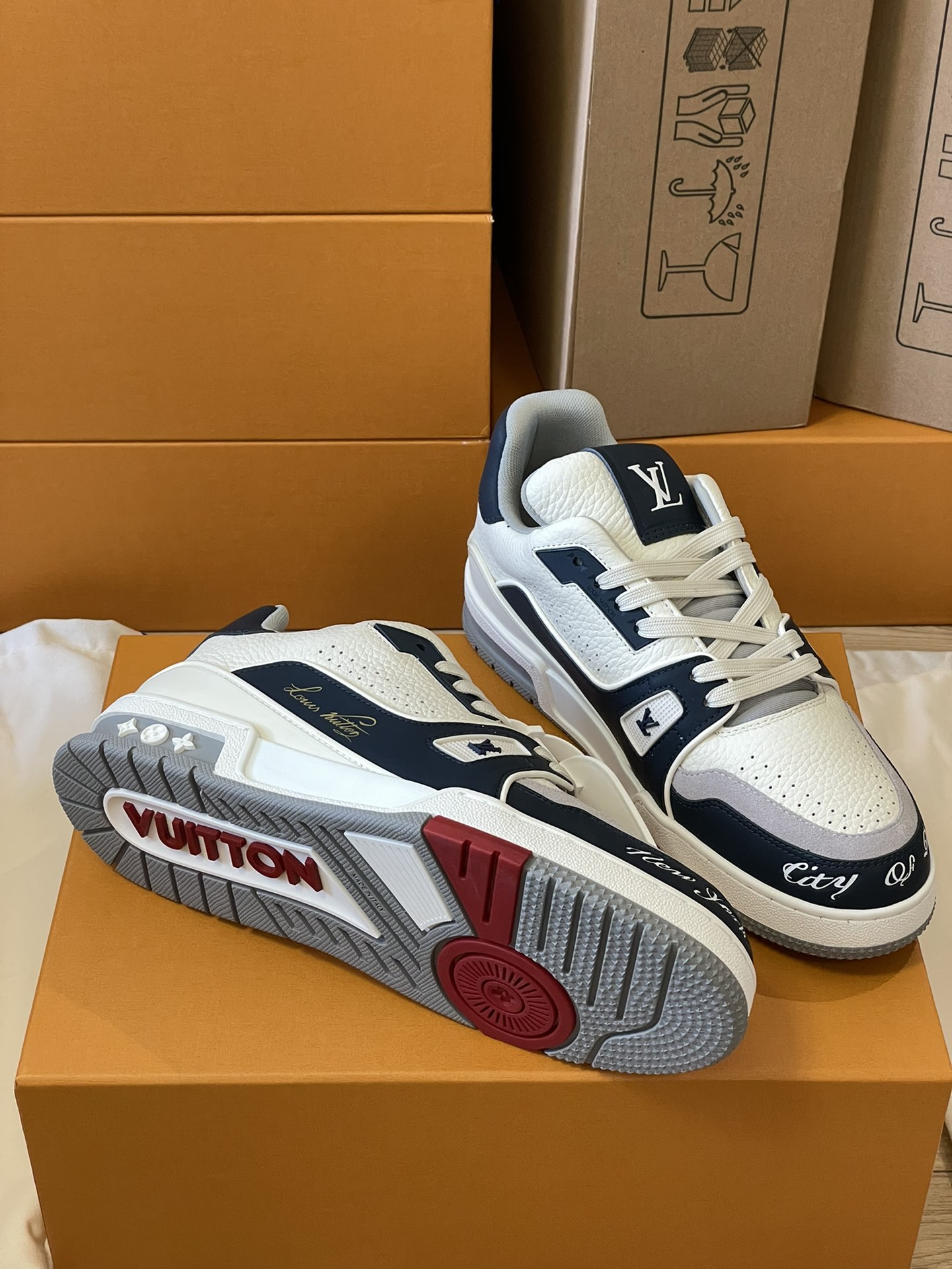 Louis Vuitton 上线本款 LV Trainer运动鞋款号VL 0273 此款选用Damier粒面牛皮革玩味色彩和比例玄