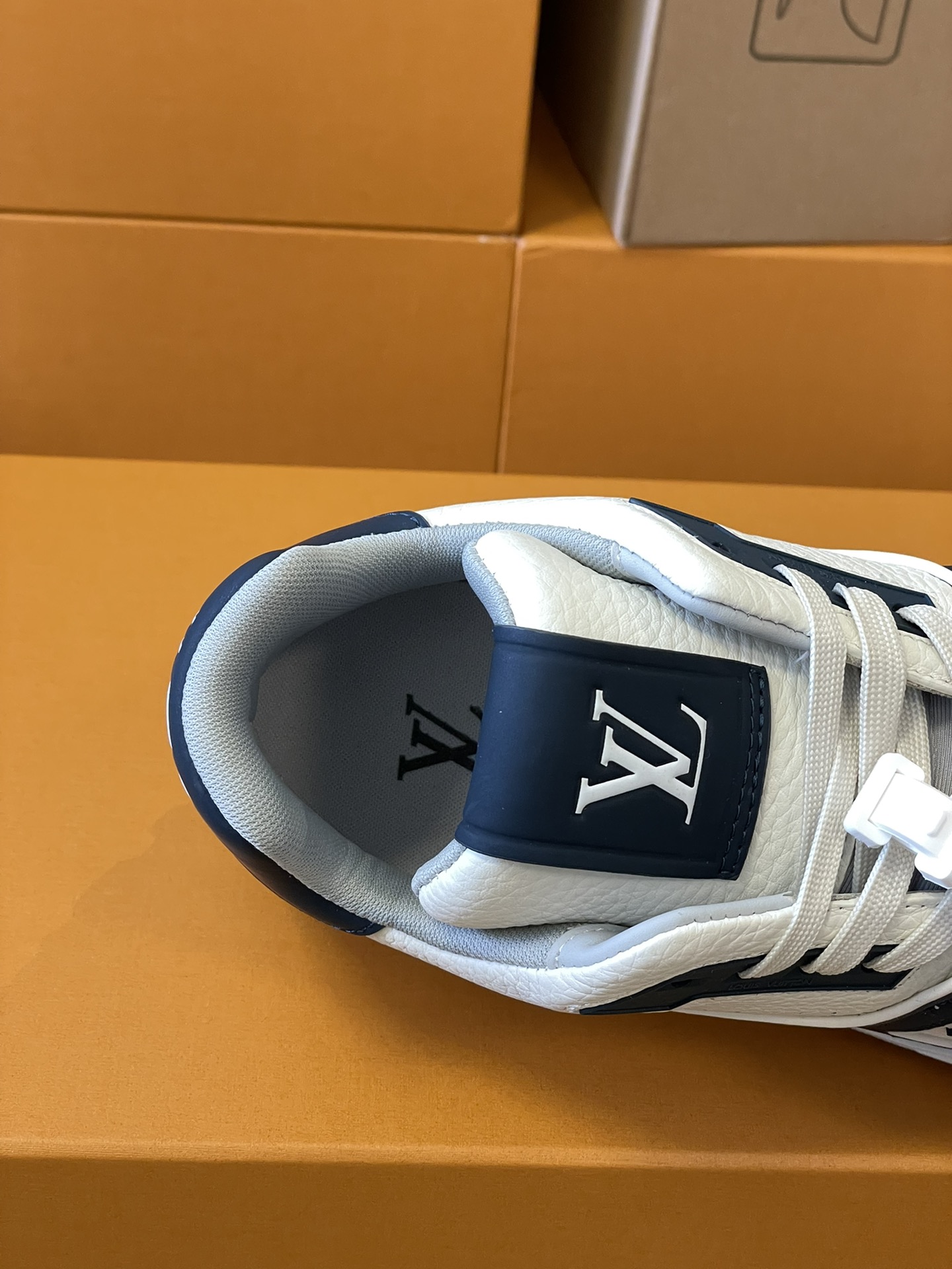 Louis Vuitton 上线本款 LV Trainer运动鞋款号VL 0273 此款选用Damier粒面牛皮革玩味色彩和比例玄