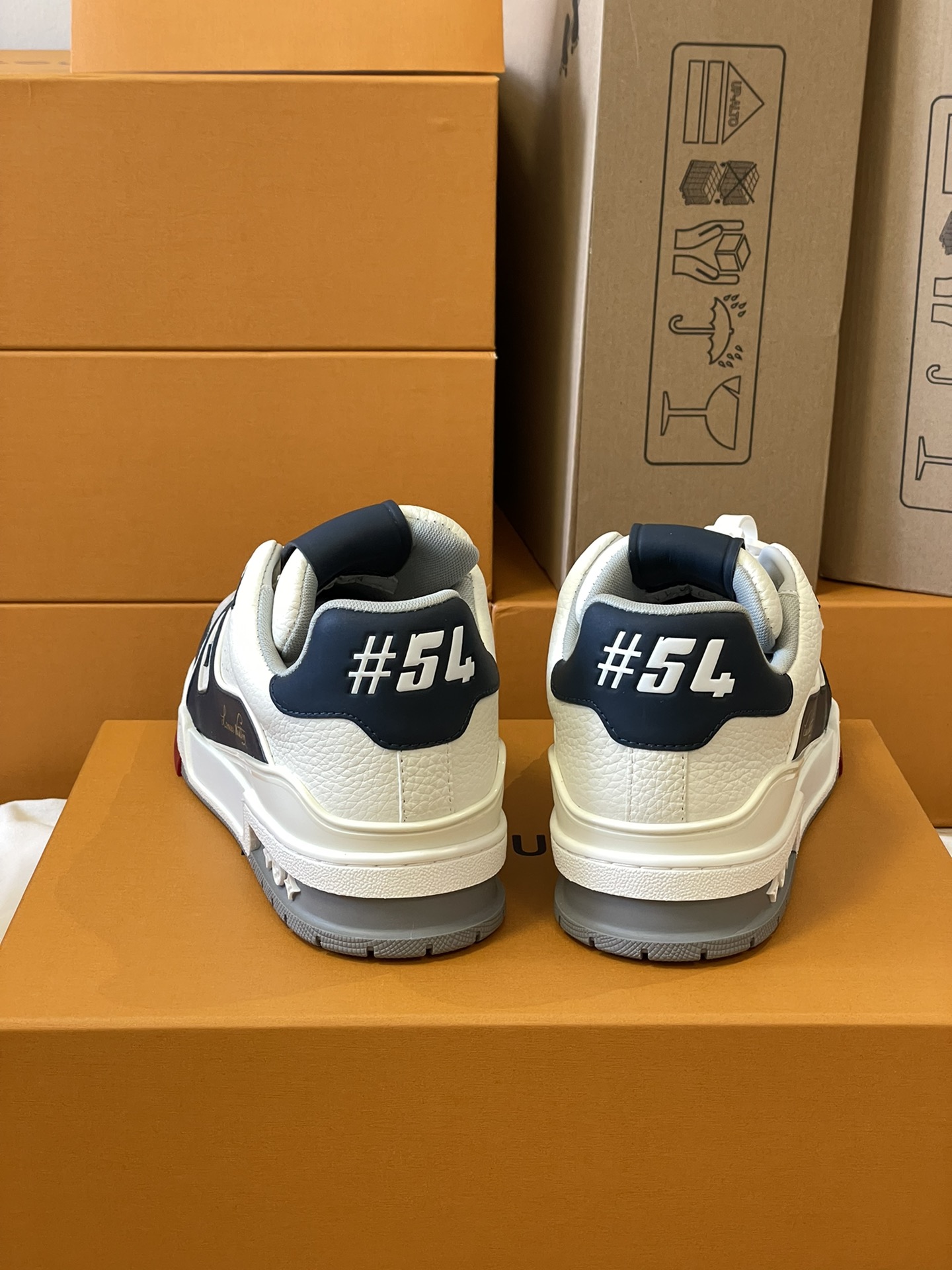 Louis Vuitton 上线本款 LV Trainer运动鞋款号VL 0273 此款选用Damier粒面牛皮革玩味色彩和比例玄