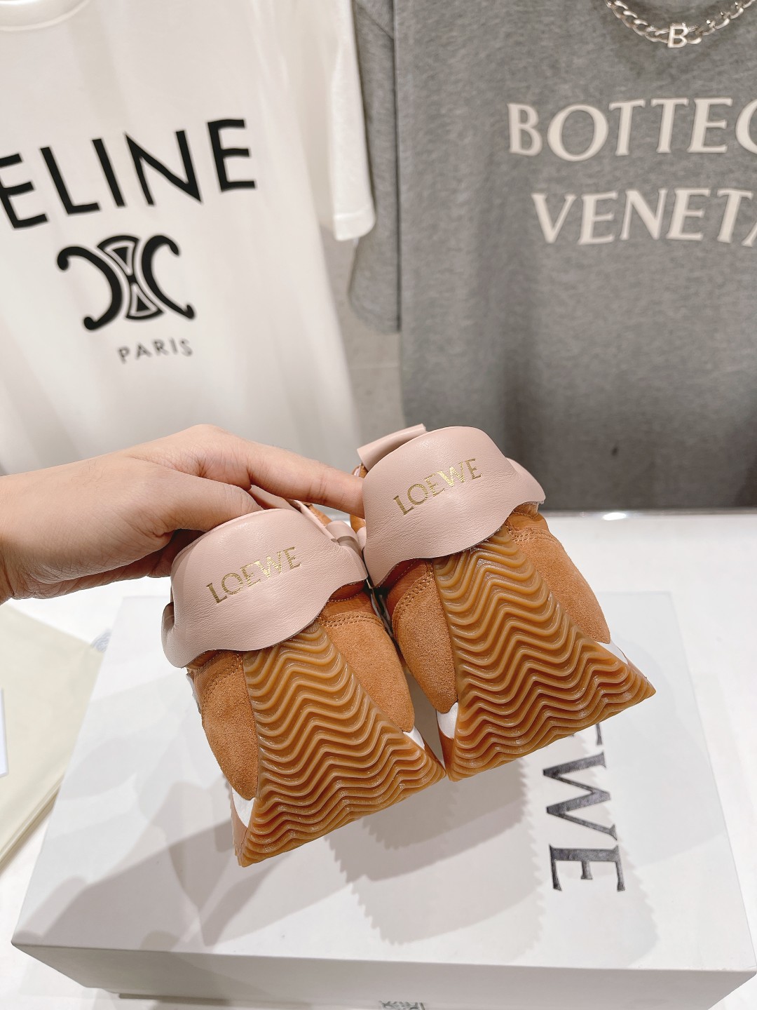 高版本出厂  情侣👫款
  🆕LOEWE罗意威2023SS新款运动休闲鞋，国外购原板1：1开发，皮革，绒