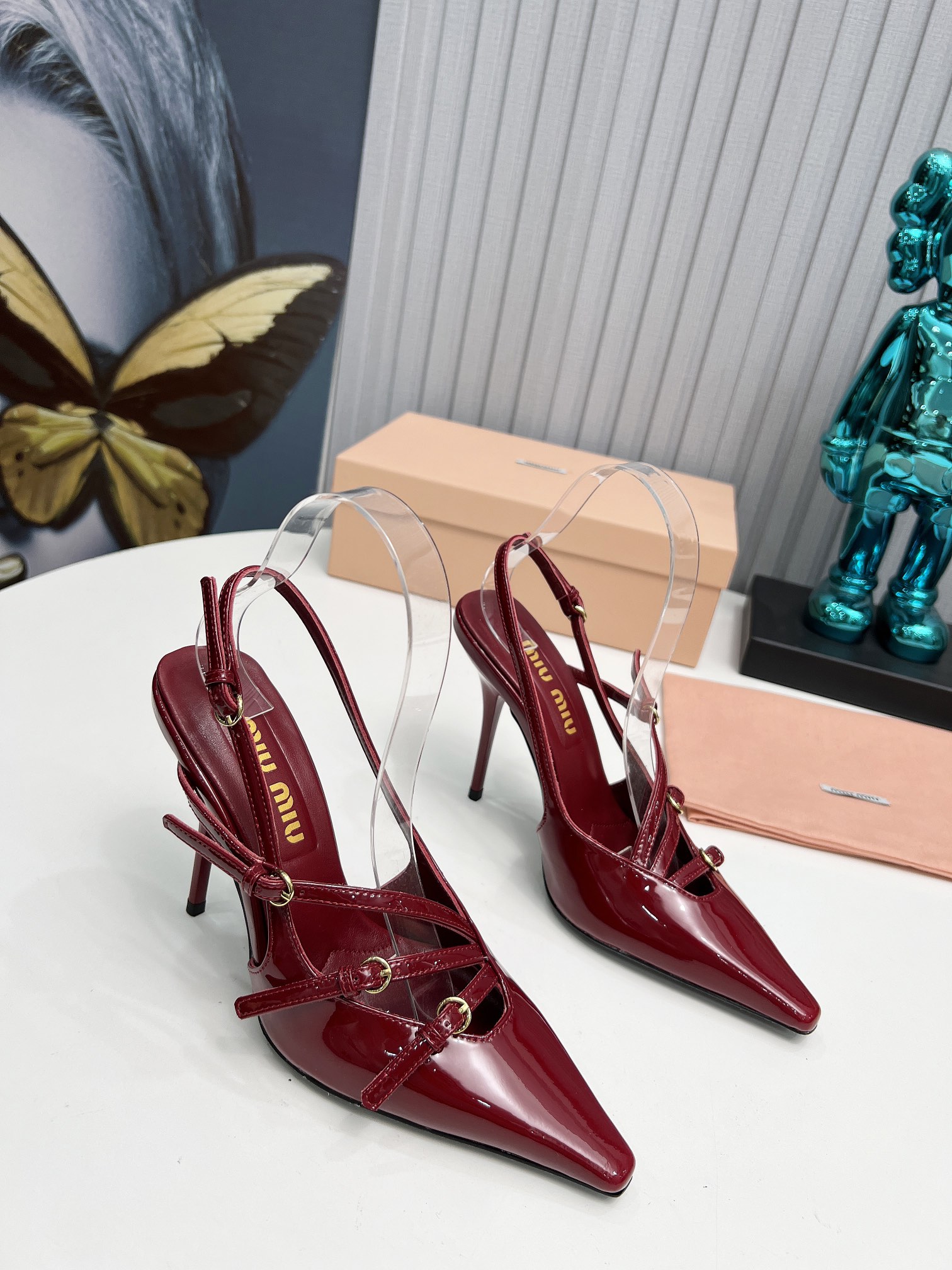 NO:231605,Factory 2025 New new product [MIU MIU] Brand new super beautiful decoration, fashionable and ladylike temperament, two-color splicing, and beautiful colors, with elastic elephant scarf on the outside. It is very convenient to put on the feet. The original last introduced by Italy is the latest last, the shape is very good, the buckle mold is also the original abrasive tool, which is very beautiful, and the shiny flicker can be seen even at night. ———————————————— 1 The upper is patent leather 2 inner imported sheepskin inner 3 large sole Italian original color privately opened leather outsole Heel height 10. 4 original pad foot, spot number 35M-39M (34 40 41 42 order not to be returned or replaced)., Sandals single shoes, miumiu, sandals, sheepskin, Leather soles19860909工厂 2025 新款新品【MIU MIU】 全新超美装饰搭配,时尚淑女气质十足 双色拼接 又不乏美艳色彩,外侧附带弹力象巾 上脚非常方便意大利引进的原版楦头是最新楦、出来形体非常好呢、饰扣开模也是原版磨具、非常美就算在夜里也能看出闪闪的闪烁感、 —————————— 1鞋面釆用漆皮 2内里进口羊皮内里 3大底意大利原版原色私开模真皮大底 跟高10. 4原贴垫标脚,现货码数35M-39M（34 40 41 42订不做退不换).,凉鞋单鞋,miumiu,sandals,sheepskin,Leather soles,Women's Shoes