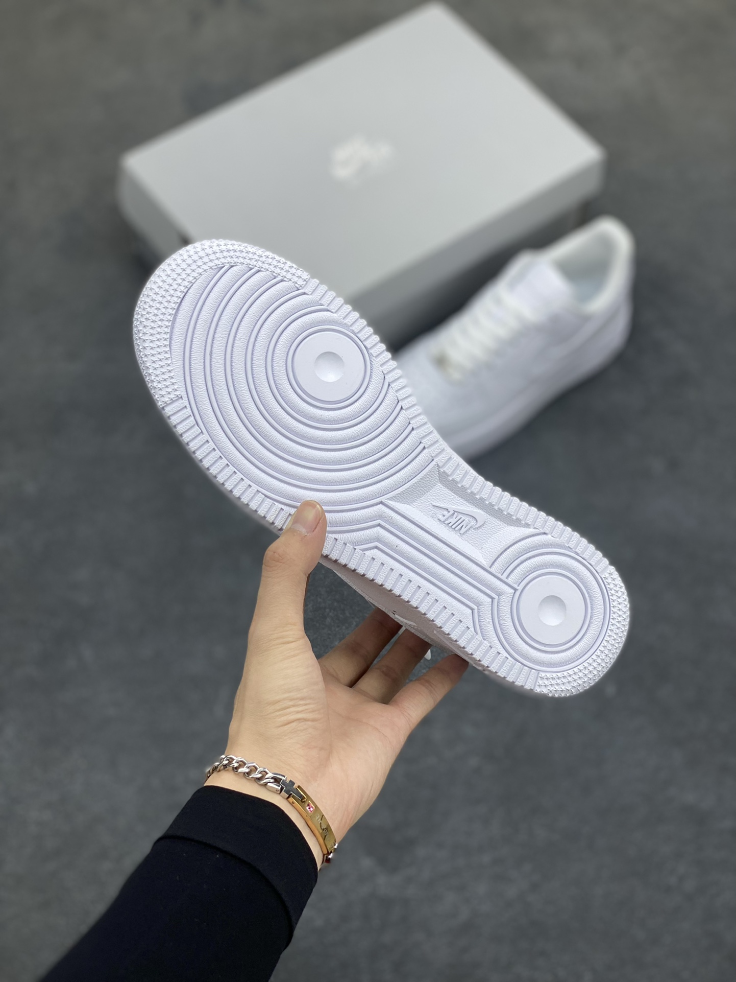 图片[5]-🎉全新版本 同级随意对比💯 质保30天💯 此版本独家订单！历经半年开发数十双各渠道原鞋！欢迎大家一起品鉴！ 1️⃣原鞋开模，超正版型 2️⃣全鞋面头层皮材质，无任何二层拼接 3️⃣最新数码冲孔、针车线条均匀完美 4️⃣鞋垫正版刷胶、钢印、A级胶水 5️⃣保证全掌气垫，采用蓝底高品质气垫 6️⃣完美削皮、1：1全鞋面涂边喷漆 7️⃣高质感鞋盒、全新货号鞋标 8️⃣标配日文吊牌+防伪扣，实体店、外贸专供 9️⃣超注重细节，清洁度极高、零修正 货号：男鞋CW2288-111 女鞋DD8959-100 尺码：35.5 36 36.5 37.5 38 38.5 39 40 40.5 41 42 42.5 43 44 44.5 45 46-选品中心