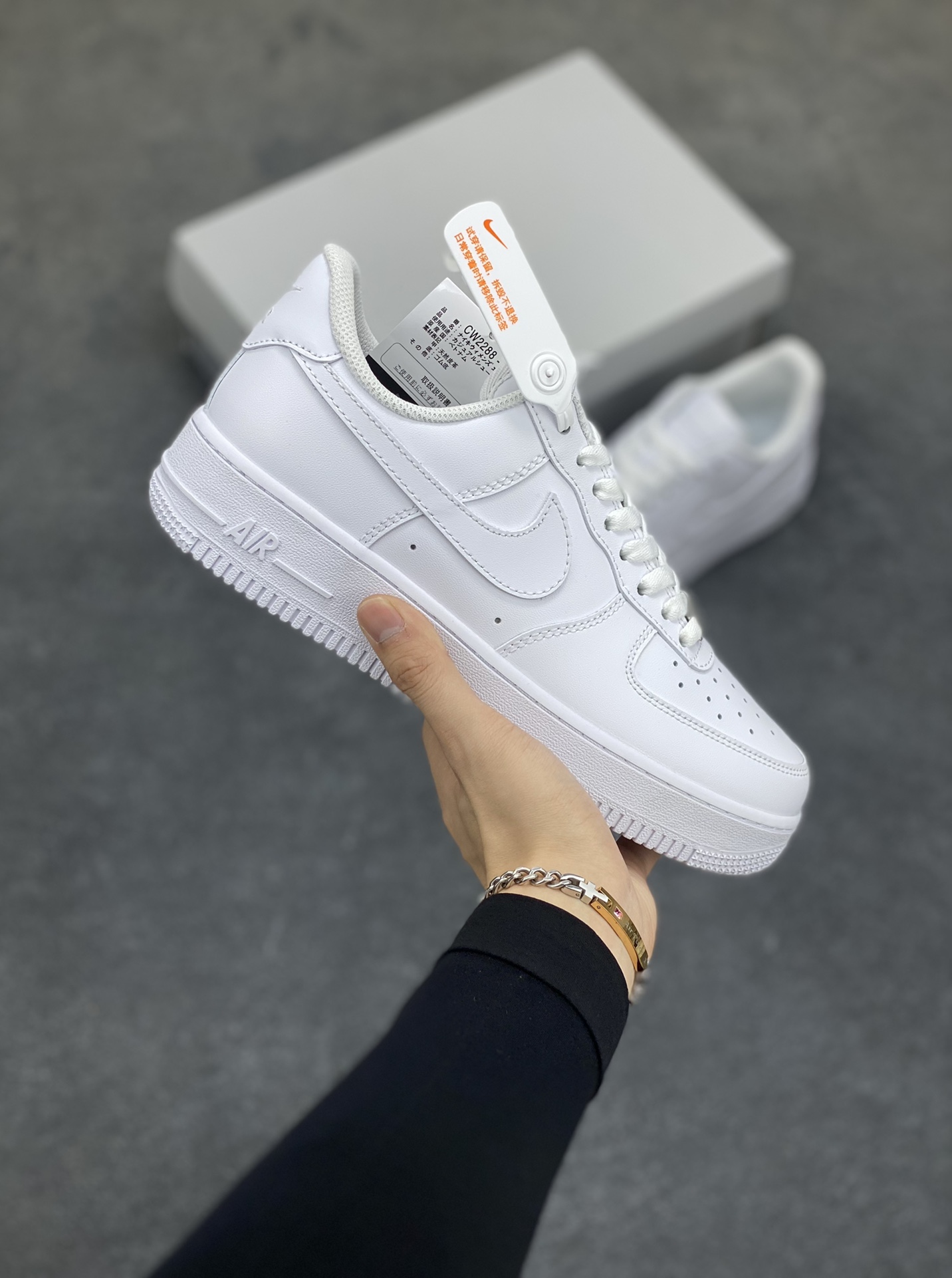 🎉全新版本 同级随意对比💯 质保30天💯 此版本独家订单！历经半年开发数十双各渠道原鞋！欢迎大家一起品鉴！ 1️⃣原鞋开模，超正版型 2️⃣全鞋面头层皮材质，无任何二层拼接 3️⃣最新数码冲孔、针车线条均匀完美 4️⃣鞋垫正版刷胶、钢印、A级胶水 5️⃣保证全掌气垫，采用蓝底高品质气垫 6️⃣完美削皮、1：1全鞋面涂边喷漆 7️⃣高质感鞋盒、全新货号鞋标 8️⃣标配日文吊牌+防伪扣，实体店、外贸专供 9️⃣超注重细节，清洁度极高、零修正 货号：男鞋CW2288-111 女鞋DD8959-100 尺码：35.5 36 36.5 37.5 38 38.5 39 40 40.5 41 42 42.5 43 44 44.5 45 46-选品中心