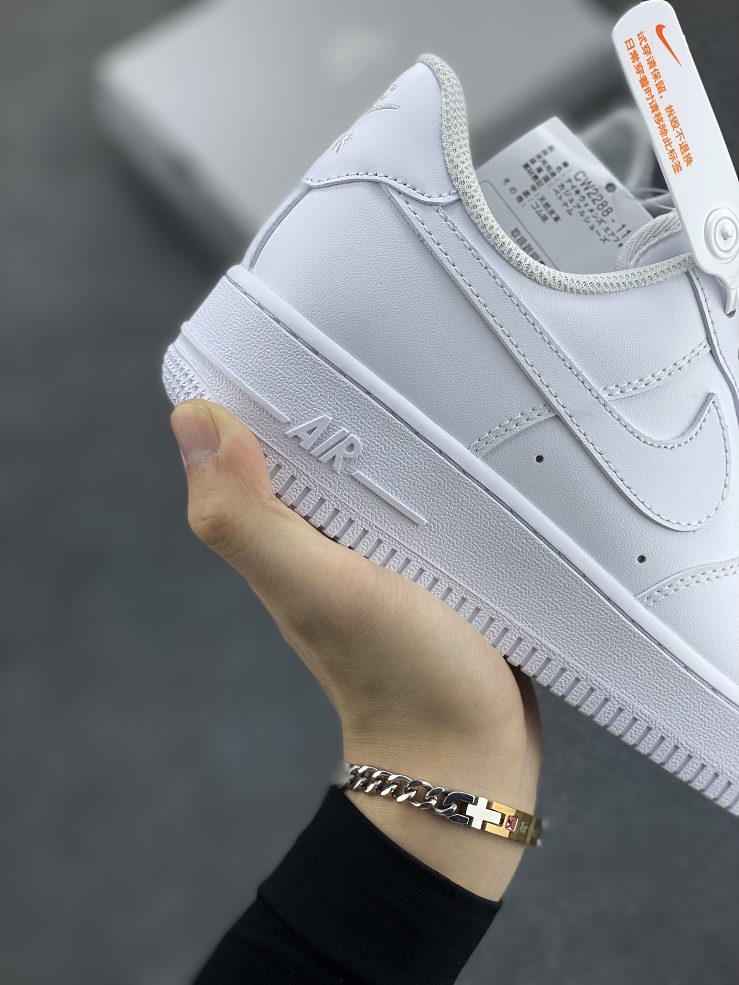 图片[6]-🎉全新版本 同级随意对比💯 质保30天💯 此版本独家订单！历经半年开发数十双各渠道原鞋！欢迎大家一起品鉴！ 1️⃣原鞋开模，超正版型 2️⃣全鞋面头层皮材质，无任何二层拼接 3️⃣最新数码冲孔、针车线条均匀完美 4️⃣鞋垫正版刷胶、钢印、A级胶水 5️⃣保证全掌气垫，采用蓝底高品质气垫 6️⃣完美削皮、1：1全鞋面涂边喷漆 7️⃣高质感鞋盒、全新货号鞋标 8️⃣标配日文吊牌+防伪扣，实体店、外贸专供 9️⃣超注重细节，清洁度极高、零修正 货号：男鞋CW2288-111 女鞋DD8959-100 尺码：35.5 36 36.5 37.5 38 38.5 39 40 40.5 41 42 42.5 43 44 44.5 45 46-选品中心