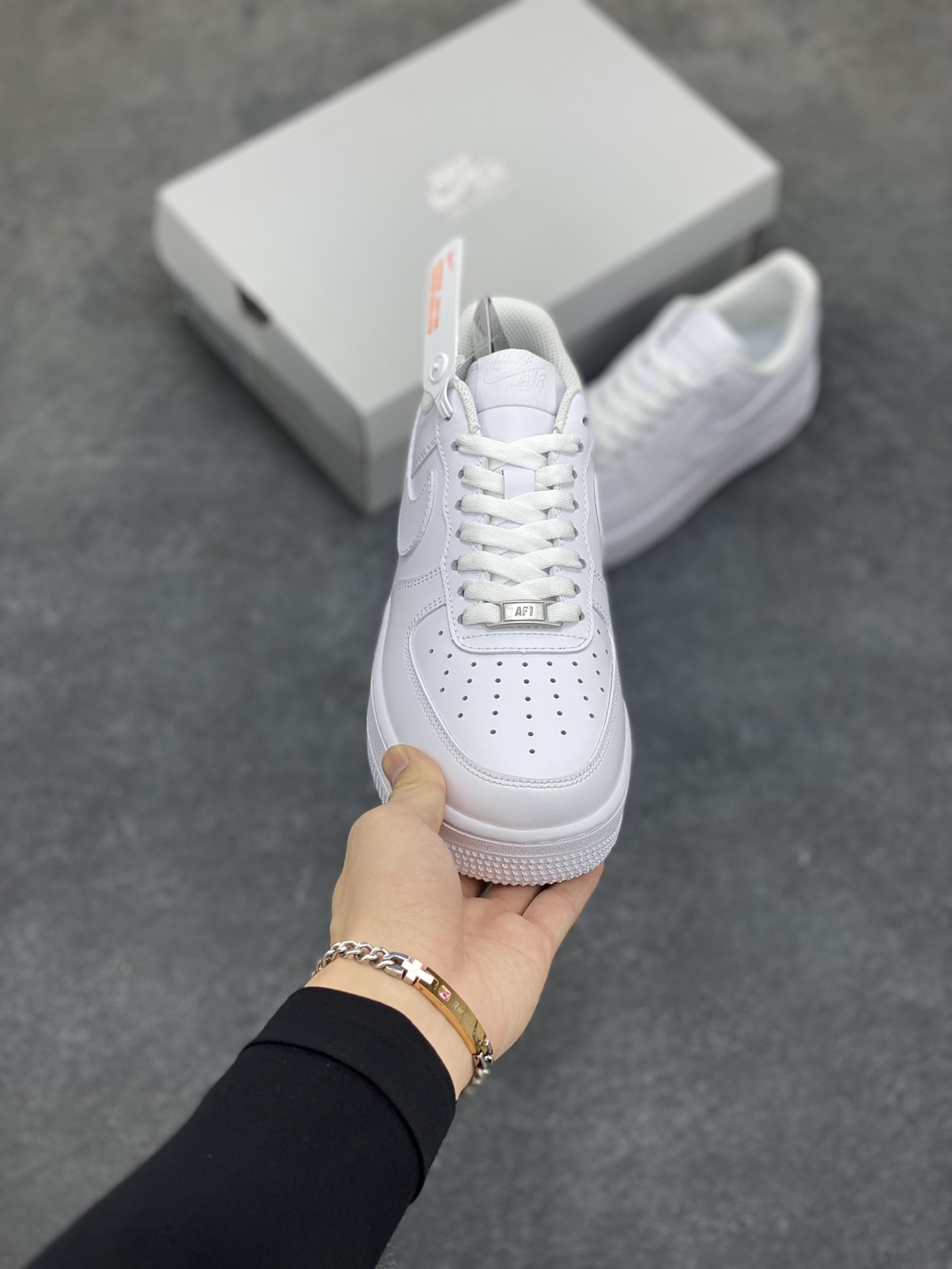 图片[2]-🎉全新版本 同级随意对比💯 质保30天💯 此版本独家订单！历经半年开发数十双各渠道原鞋！欢迎大家一起品鉴！ 1️⃣原鞋开模，超正版型 2️⃣全鞋面头层皮材质，无任何二层拼接 3️⃣最新数码冲孔、针车线条均匀完美 4️⃣鞋垫正版刷胶、钢印、A级胶水 5️⃣保证全掌气垫，采用蓝底高品质气垫 6️⃣完美削皮、1：1全鞋面涂边喷漆 7️⃣高质感鞋盒、全新货号鞋标 8️⃣标配日文吊牌+防伪扣，实体店、外贸专供 9️⃣超注重细节，清洁度极高、零修正 货号：男鞋CW2288-111 女鞋DD8959-100 尺码：35.5 36 36.5 37.5 38 38.5 39 40 40.5 41 42 42.5 43 44 44.5 45 46-选品中心