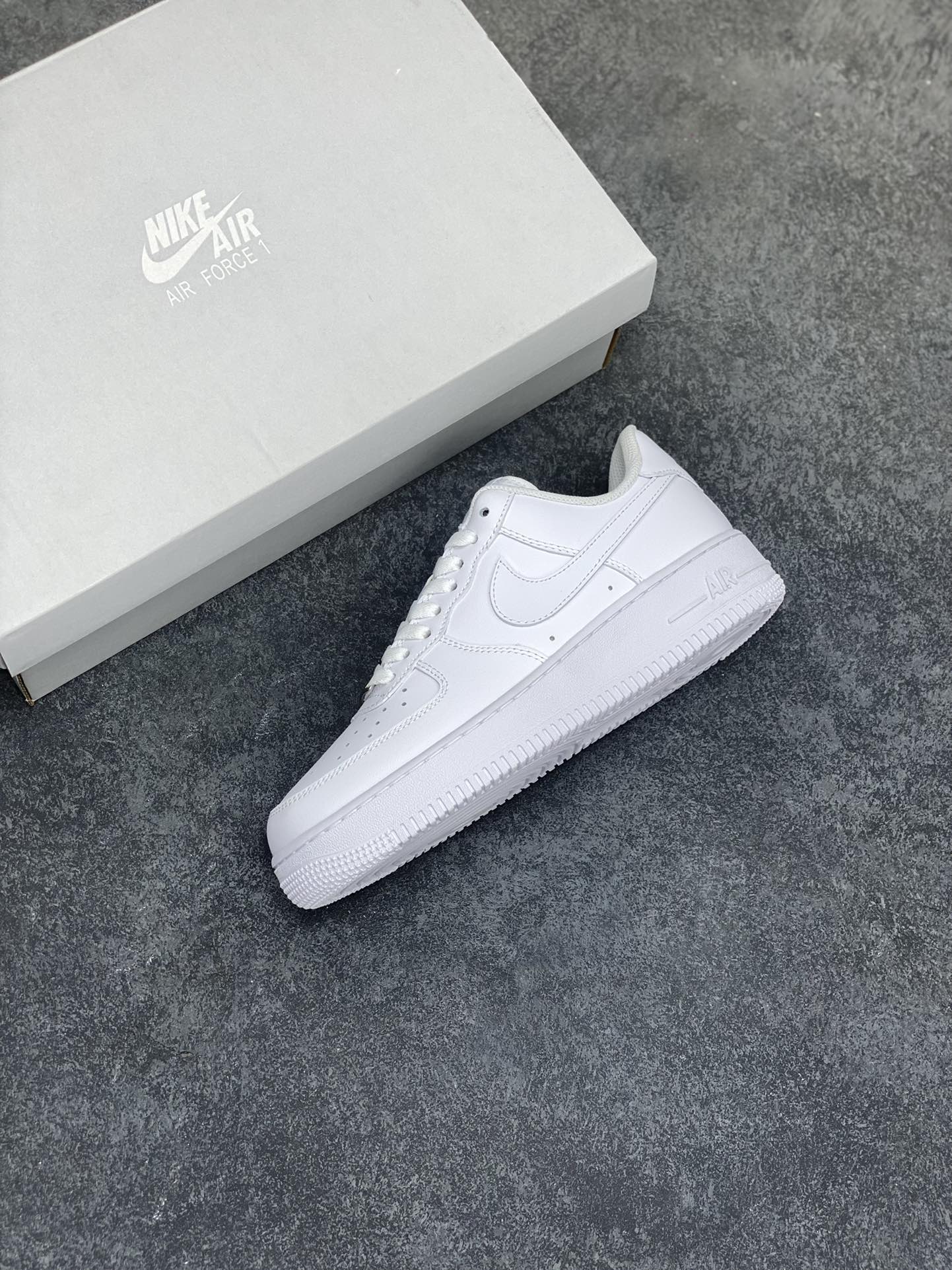 图片[7]-🎉全新版本 同级随意对比💯 质保30天💯 此版本独家订单！历经半年开发数十双各渠道原鞋！欢迎大家一起品鉴！ 1️⃣原鞋开模，超正版型 2️⃣全鞋面头层皮材质，无任何二层拼接 3️⃣最新数码冲孔、针车线条均匀完美 4️⃣鞋垫正版刷胶、钢印、A级胶水 5️⃣保证全掌气垫，采用蓝底高品质气垫 6️⃣完美削皮、1：1全鞋面涂边喷漆 7️⃣高质感鞋盒、全新货号鞋标 8️⃣标配日文吊牌+防伪扣，实体店、外贸专供 9️⃣超注重细节，清洁度极高、零修正 货号：男鞋CW2288-111 女鞋DD8959-100 尺码：35.5 36 36.5 37.5 38 38.5 39 40 40.5 41 42 42.5 43 44 44.5 45 46-选品中心