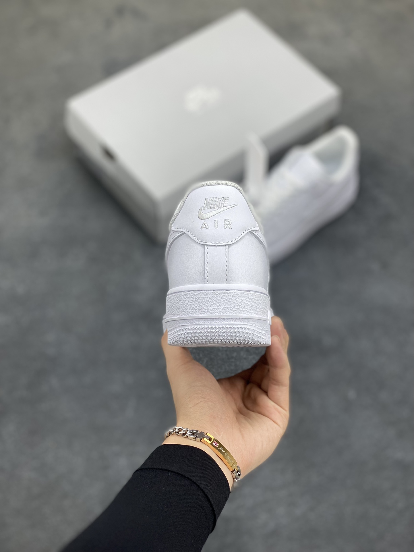 图片[4]-🎉全新版本 同级随意对比💯 质保30天💯 此版本独家订单！历经半年开发数十双各渠道原鞋！欢迎大家一起品鉴！ 1️⃣原鞋开模，超正版型 2️⃣全鞋面头层皮材质，无任何二层拼接 3️⃣最新数码冲孔、针车线条均匀完美 4️⃣鞋垫正版刷胶、钢印、A级胶水 5️⃣保证全掌气垫，采用蓝底高品质气垫 6️⃣完美削皮、1：1全鞋面涂边喷漆 7️⃣高质感鞋盒、全新货号鞋标 8️⃣标配日文吊牌+防伪扣，实体店、外贸专供 9️⃣超注重细节，清洁度极高、零修正 货号：男鞋CW2288-111 女鞋DD8959-100 尺码：35.5 36 36.5 37.5 38 38.5 39 40 40.5 41 42 42.5 43 44 44.5 45 46-选品中心