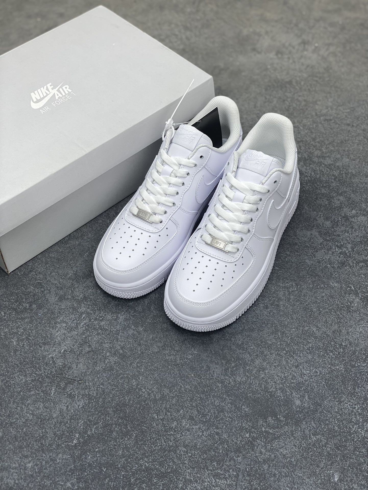 图片[8]-🎉全新版本 同级随意对比💯 质保30天💯 此版本独家订单！历经半年开发数十双各渠道原鞋！欢迎大家一起品鉴！ 1️⃣原鞋开模，超正版型 2️⃣全鞋面头层皮材质，无任何二层拼接 3️⃣最新数码冲孔、针车线条均匀完美 4️⃣鞋垫正版刷胶、钢印、A级胶水 5️⃣保证全掌气垫，采用蓝底高品质气垫 6️⃣完美削皮、1：1全鞋面涂边喷漆 7️⃣高质感鞋盒、全新货号鞋标 8️⃣标配日文吊牌+防伪扣，实体店、外贸专供 9️⃣超注重细节，清洁度极高、零修正 货号：男鞋CW2288-111 女鞋DD8959-100 尺码：35.5 36 36.5 37.5 38 38.5 39 40 40.5 41 42 42.5 43 44 44.5 45 46-选品中心