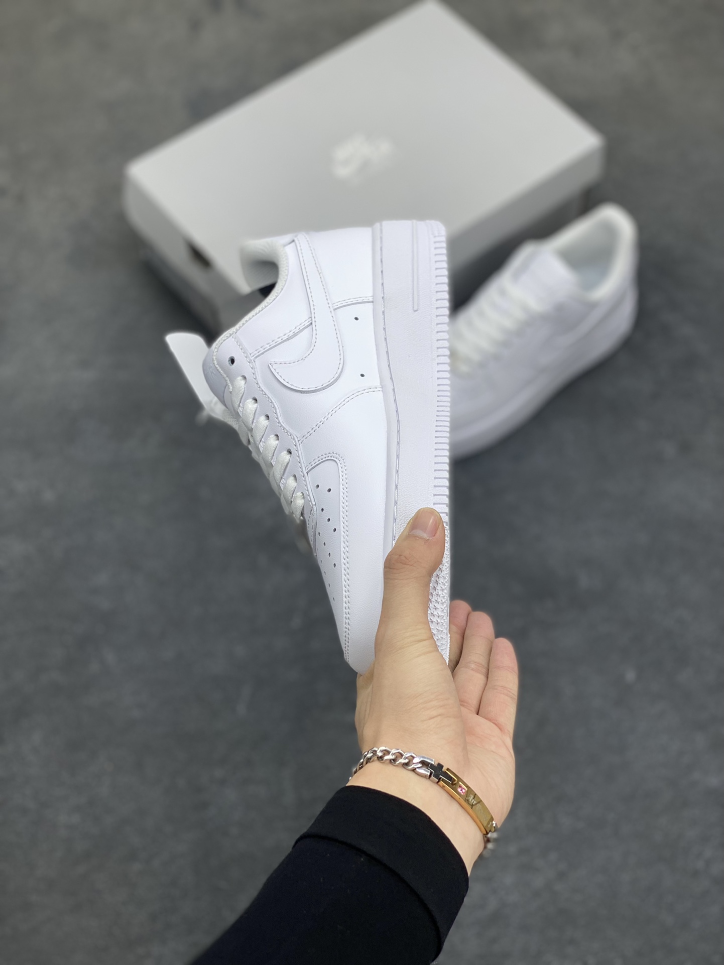 图片[3]-🎉全新版本 同级随意对比💯 质保30天💯 此版本独家订单！历经半年开发数十双各渠道原鞋！欢迎大家一起品鉴！ 1️⃣原鞋开模，超正版型 2️⃣全鞋面头层皮材质，无任何二层拼接 3️⃣最新数码冲孔、针车线条均匀完美 4️⃣鞋垫正版刷胶、钢印、A级胶水 5️⃣保证全掌气垫，采用蓝底高品质气垫 6️⃣完美削皮、1：1全鞋面涂边喷漆 7️⃣高质感鞋盒、全新货号鞋标 8️⃣标配日文吊牌+防伪扣，实体店、外贸专供 9️⃣超注重细节，清洁度极高、零修正 货号：男鞋CW2288-111 女鞋DD8959-100 尺码：35.5 36 36.5 37.5 38 38.5 39 40 40.5 41 42 42.5 43 44 44.5 45 46-选品中心