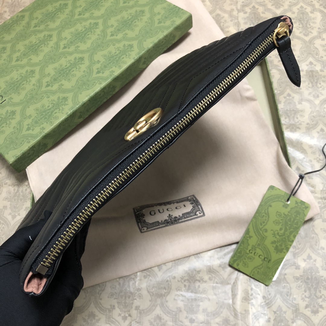 GG Marmont系列手包.源自20世纪70年代Gucci典藏腰带搭扣设计的双G造型配件，经现代美学演