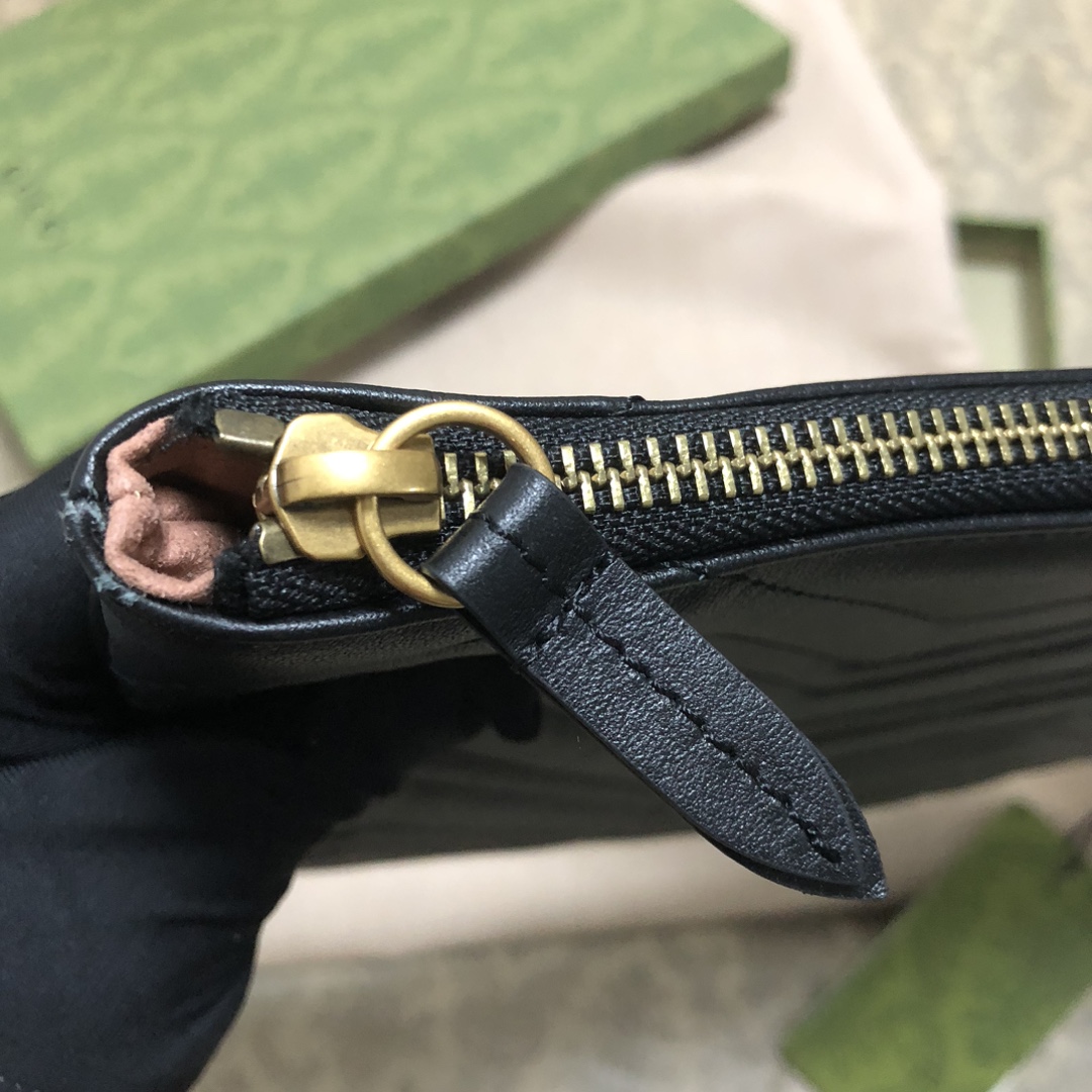 GG Marmont系列手包.源自20世纪70年代Gucci典藏腰带搭扣设计的双G造型配件，经现代美学演