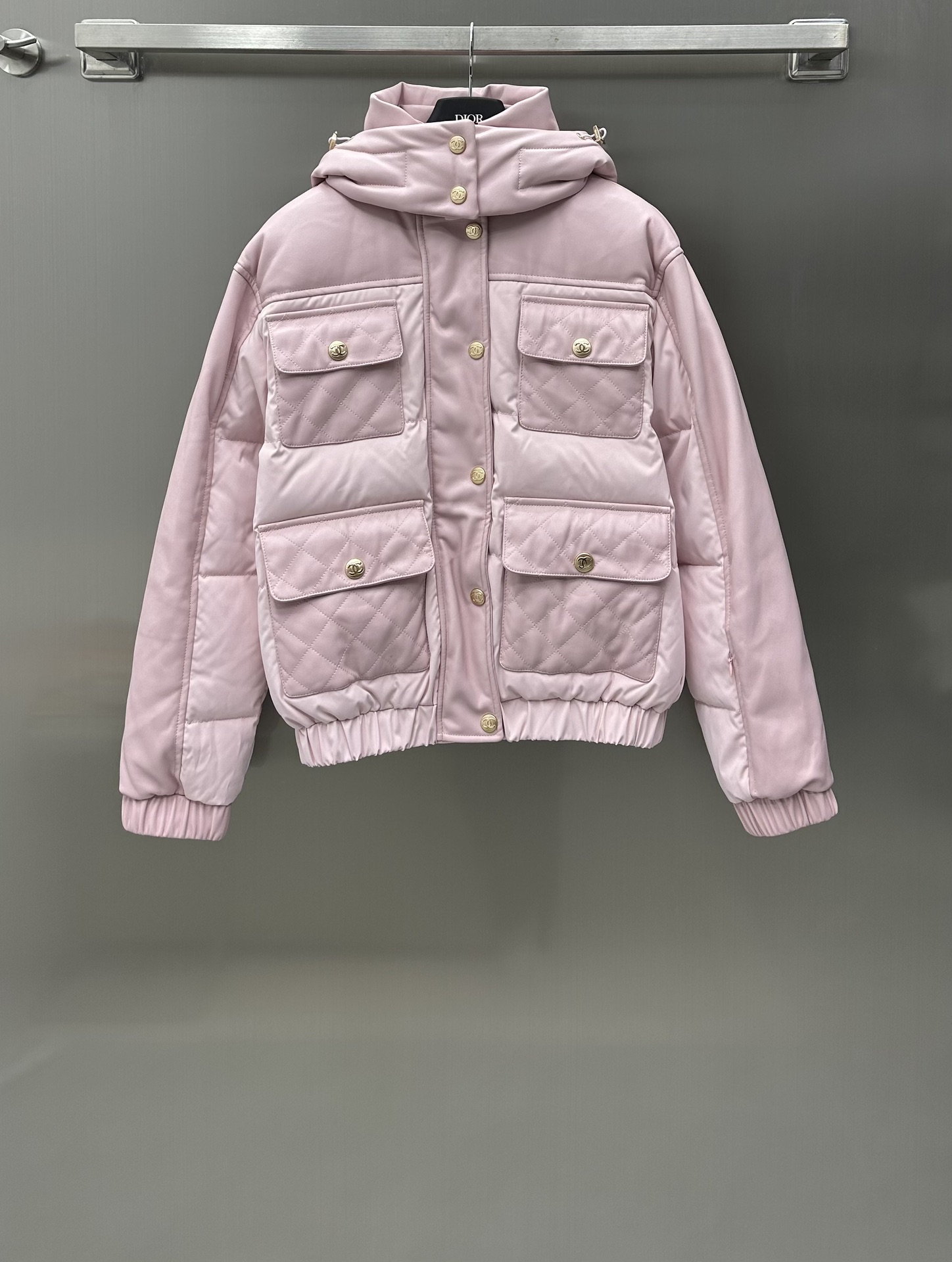 NO:696710,Comes with dust bag Chane* New product on the shelves Detachable sheepskin down jacket customized YB imported material Sheepskin outer layer Feather filling Detachable hood to present different dressing styles Elegant yet casual Customized logo buckle decoration Fashionable and high-end The whole jacket is visible to the naked eye Warmth and windproof Surface accessories development Classic motorcycle style Diamond plaid four-pocket decoration makes ready-made clothes no longer boring Hem and cuff cuff design No need to worry about autumn and winter wear  The warmth retention effect is doubled. It can be worn as a ski suit. Playful and cute pink. Fashionable and handsome black. A must-have for concave shapes in autumn and winter. Filling standard: national standard 90. Filling material: goose feather. High version 36 38 40 2 colors, chanel, jackets & coats, down jacket, sheepskin, hats,19860909配防尘袋Chane* 新品上架 可拆卸绵羊皮羽绒服定制YB进口材质 外层绵羊皮 羽毛填充 可拆卸帽子 呈现不同穿搭风格 优雅而不失休闲随性 定制Logo襟扣装饰 时尚高级 整件外套肉眼可见的高级 保暖防风 面辅料开发 经典机车款 菱形格纹四口袋装饰 让成衣不再单调乏味 下摆及袖口收口设计 秋冬穿搭无需担心 保暖效果加倍 可作为滑雪服穿搭 俏皮可爱粉色 时髦帅气黑色 秋冬凹造型必备 充绒标准:国标90 充绒物:鹅毛  高版本36 38 40 2色,,chanel,jackets & coats,down jacket,sheepskin,hats,,Women's clothing