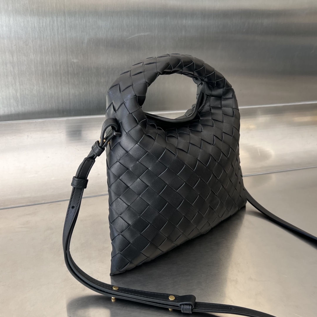 Bottega Veneta B's best-selling BV Mini Hop sheepskin Original factory, official on sale 777586. The bag body and handles are made of a whole pie