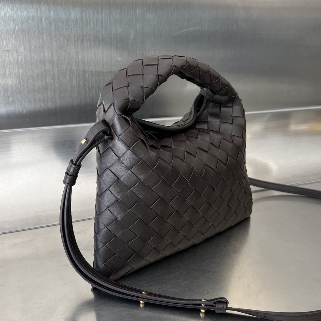 Bottega Veneta Black and brown! B's best-selling BV Mini Hop sheepskin Original factory, official on sale 777586. The bag body and handles are ma