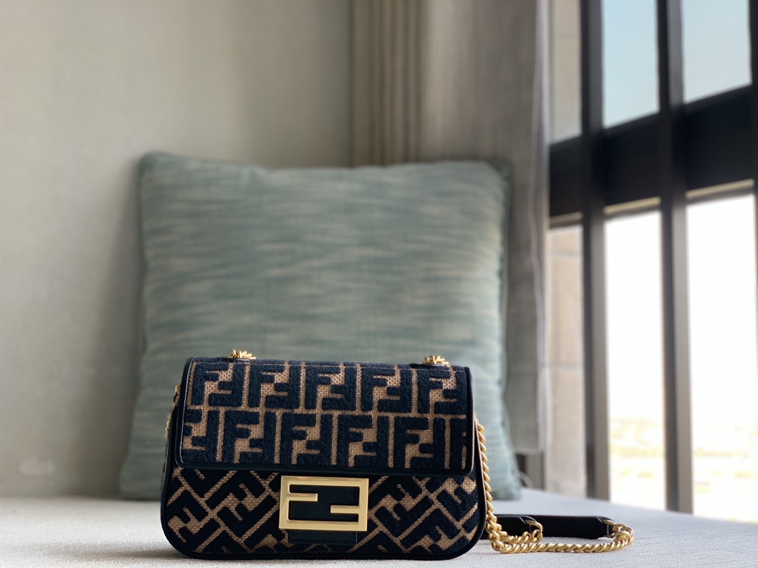 Fendi's iconic medium Baguette pure original chain tote bag, woven in original color raffia, decorated with brocade-effect chenille FF pattern em
