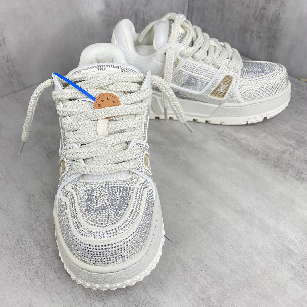 Louis Vuitton 新款上架 LV Louis Vuitton 23S走秀款Trainer 胖丁满钻面包滑板鞋 可折叠抽拉式飞机盒 独家开模暗花老花串珠