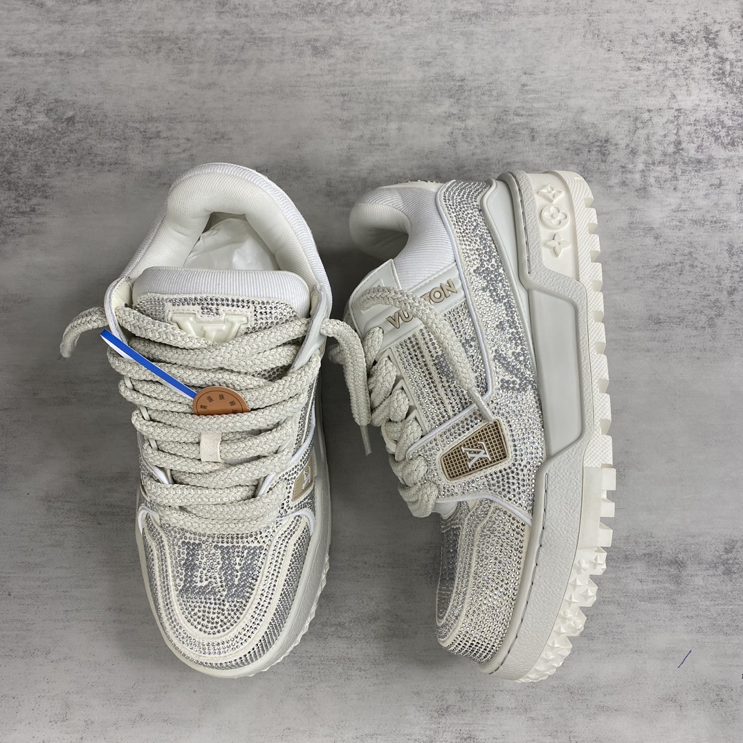 Louis Vuitton 新款上架 LV Louis Vuitton 23S走秀款Trainer 胖丁满钻面包滑板鞋 可折叠抽拉式飞机盒 独家开模暗花老花串珠