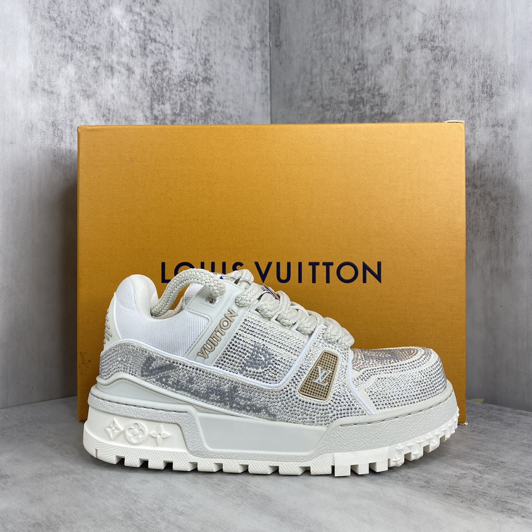 Louis Vuitton 新款上架 LV Louis Vuitton 23S走秀款Trainer 胖丁满钻面包滑板鞋 可折叠抽拉式飞机盒 独家开模暗花老花串珠