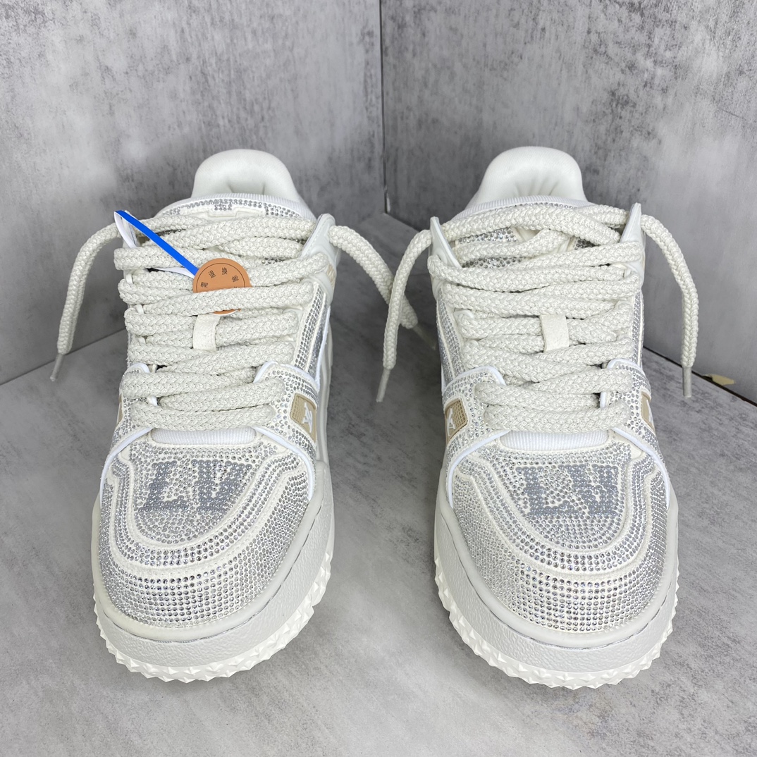 Louis Vuitton 新款上架 LV Louis Vuitton 23S走秀款Trainer 胖丁满钻面包滑板鞋 可折叠抽拉式飞机盒 独家开模暗花老花串珠