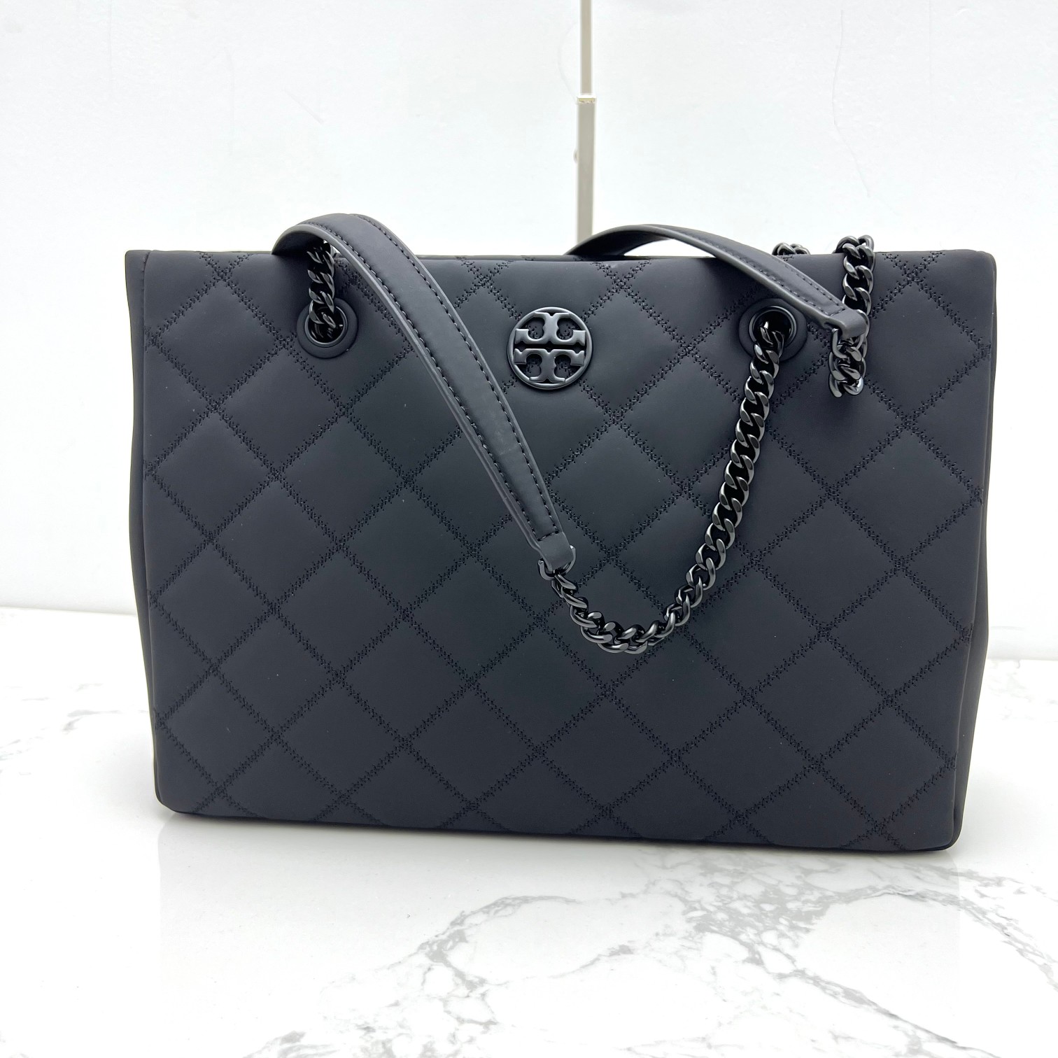 原单490
003#最新款 手提包 单肩包，磨沙皮，菱格车线工艺！袋口有磁扣，中格一拉链，容量大，出行一包搞定！尺寸：底长34*高26*宽14