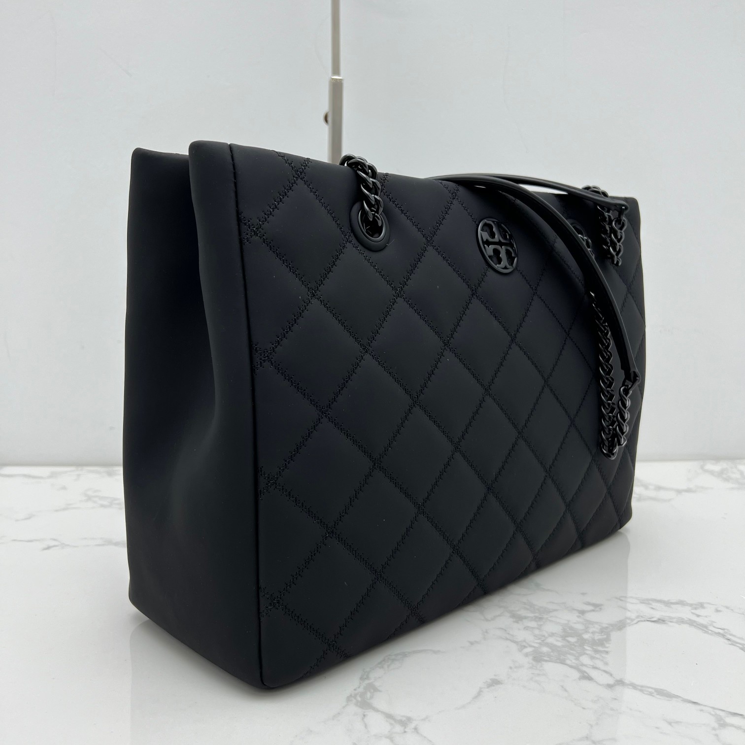 原单490
003#最新款 手提包 单肩包，磨沙皮，菱格车线工艺！袋口有磁扣，中格一拉链，容量大，出行一包搞定！尺寸：底长34*高26*宽14