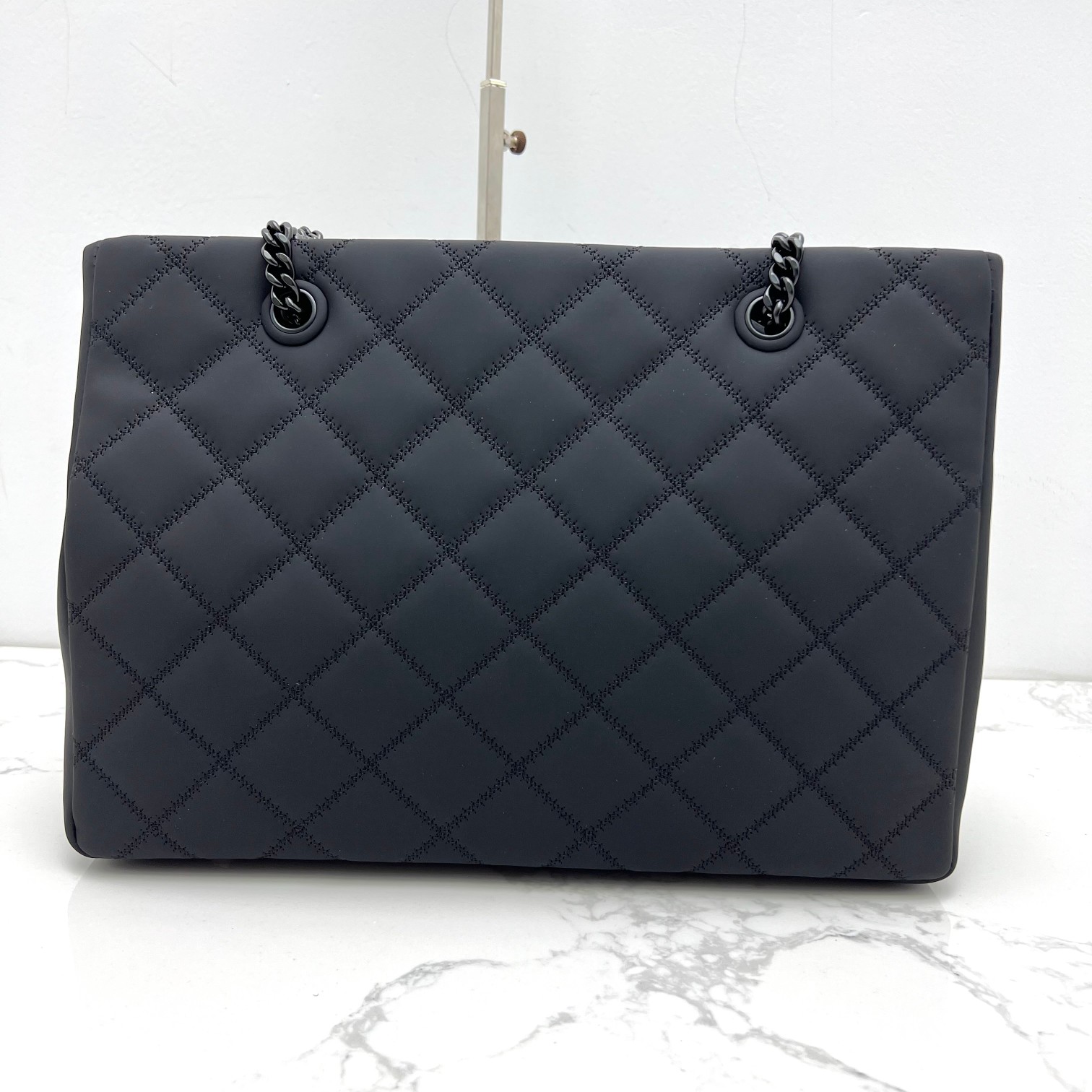 原单490
003#最新款 手提包 单肩包，磨沙皮，菱格车线工艺！袋口有磁扣，中格一拉链，容量大，出行一包搞定！尺寸：底长34*高26*宽14