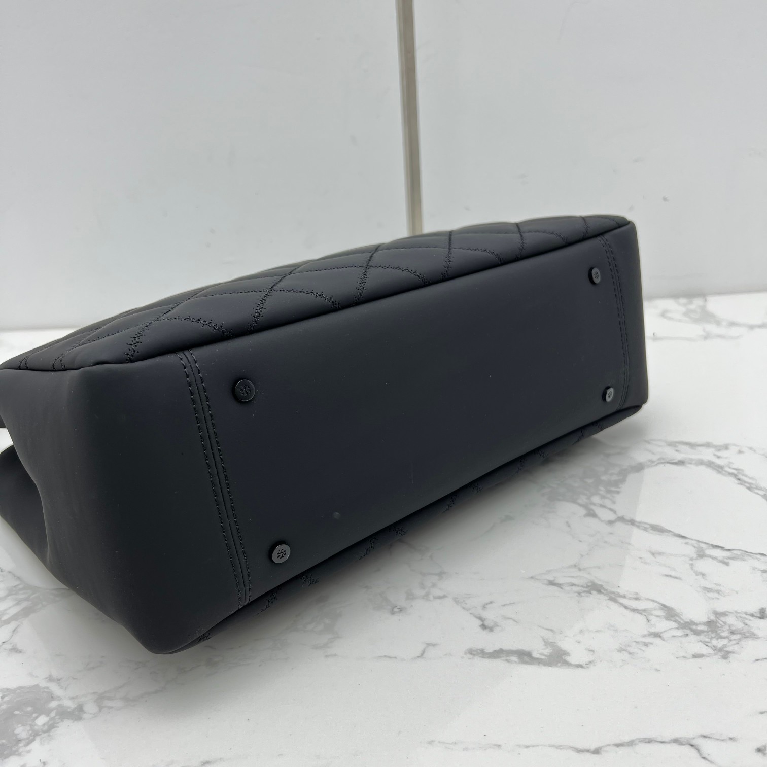 原单490
003#最新款 手提包 单肩包，磨沙皮，菱格车线工艺！袋口有磁扣，中格一拉链，容量大，出行一包搞定！尺寸：底长34*高26*宽14