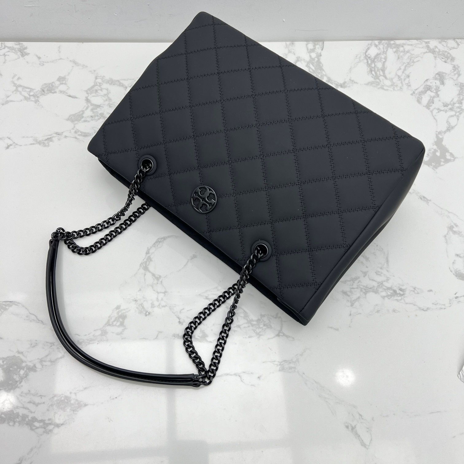 原单490
003#最新款 手提包 单肩包，磨沙皮，菱格车线工艺！袋口有磁扣，中格一拉链，容量大，出行一包搞定！尺寸：底长34*高26*宽14