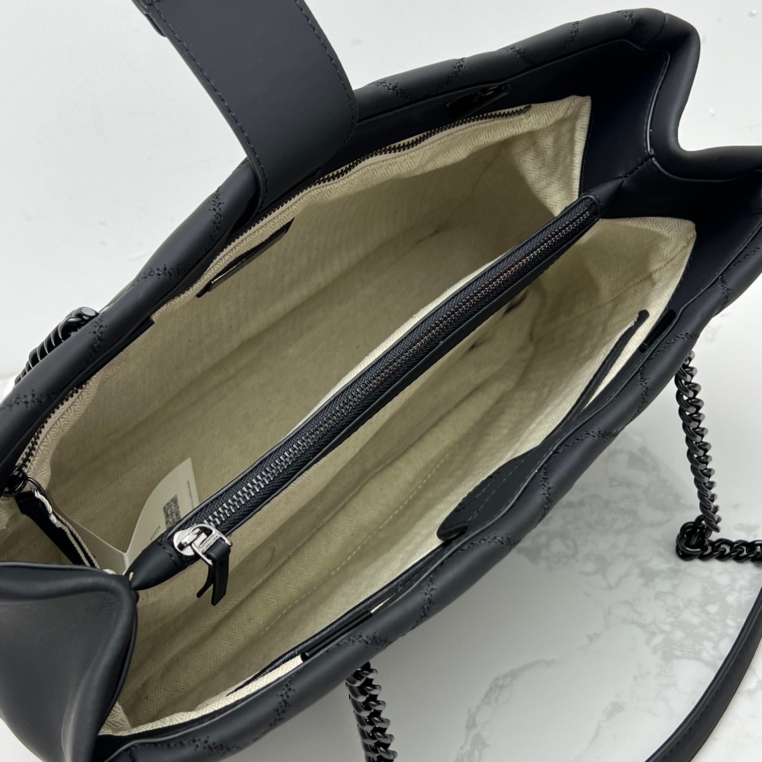 原单490
003#最新款 手提包 单肩包，磨沙皮，菱格车线工艺！袋口有磁扣，中格一拉链，容量大，出行一包搞定！尺寸：底长34*高26*宽14