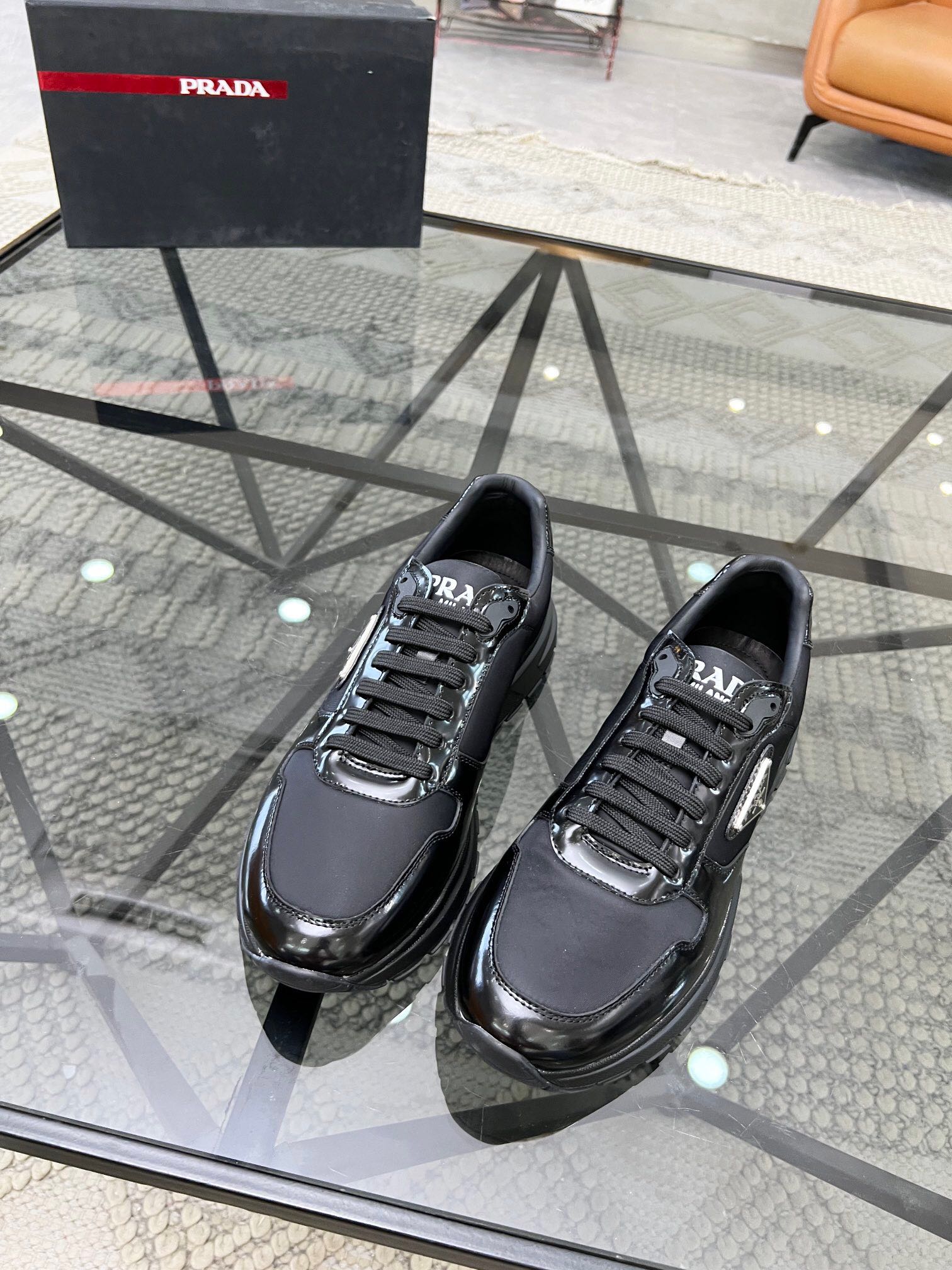 NO:218185,Brand PRADA color original color matching code number 38-44 customized 45.46 price Material Prada new product original single-stock low-top casual sports shoes!  The upper is made of soft cowhide with canvas cowhide inner lining. The original molded sole of cowhide is opened, high quality is worth owning. Prada, prada, prada, sneakers, cowhide19860909品牌PRADA 颜色原版配色 码数38-44定做45.46 价格 材质普拉达新品原单货低帮休闲运动鞋！鞋面采用柔软牛皮搭配帆布牛皮内里 牛皮垫脚原版开模大底、高品质值得拥有,普拉达,prada,prada,sneakers,cowhide,Men's shoes