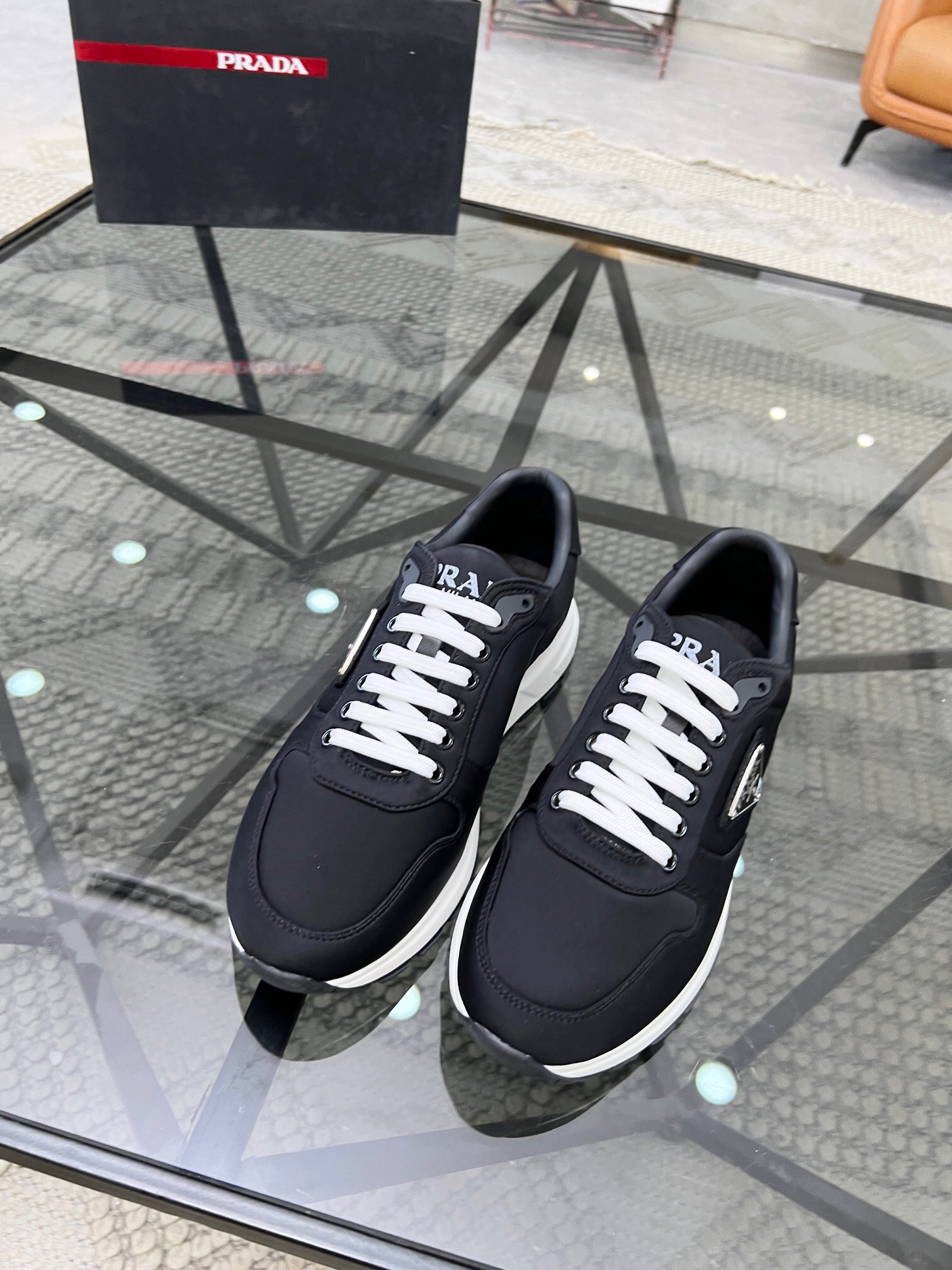 NO:216970,Brand PRADA color original color matching code number 38-44 customized 45.46 price Material Prada new product original single-stock low-top casual sports shoes!  The upper is made of soft cowhide with canvas cowhide inner lining. The original molded sole of cowhide is opened, high quality is worth owning. Prada, prada, prada, sneakers, cowhide19860909品牌PRADA 颜色原版配色 码数38-44定做45.46 价格 材质普拉达新品原单货低帮休闲运动鞋！鞋面采用柔软牛皮搭配帆布牛皮内里 牛皮垫脚原版开模大底、高品质值得拥有,普拉达,prada,prada,sneakers,cowhide,Men's shoes