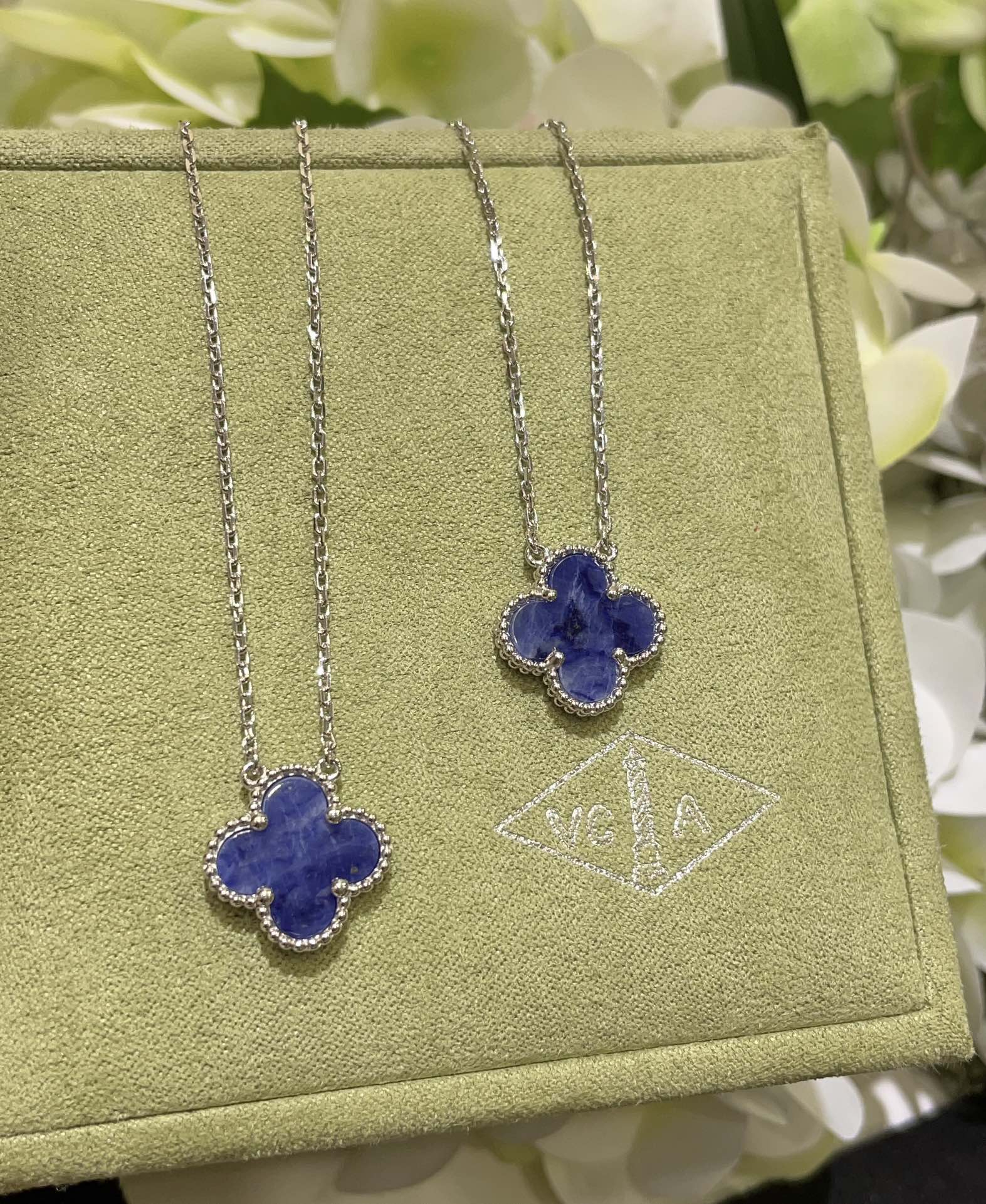 NO:669733,88240 Peterite necklace arrived today & limited edition Peterite blue four-leaf clover necklace. The color of white gold1986090988240 今日到货彼得石项链  & 限定彼得石蓝色四叶草项链 白金色X彼得石的配色 像猫眼星空 非常高级显贵 各种年龄都驾驭 戴上就舍不得摘下来的宝 买到赚到 实拍银材质+天然石 cnc珠宝工艺精工版本 带vca免费包装 需要专贵全套包装另加40,,necklace,卡迪亚高端饰品,Jewelry