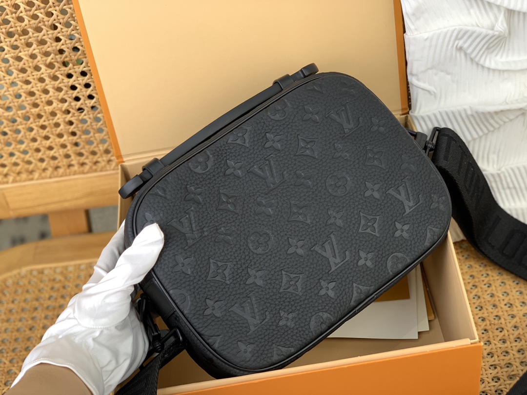 Louis Vuitton Manufactured by Vietnamese OEM, those who know the goods should check it out! Introducing the VIP highest version S LOCK messenger