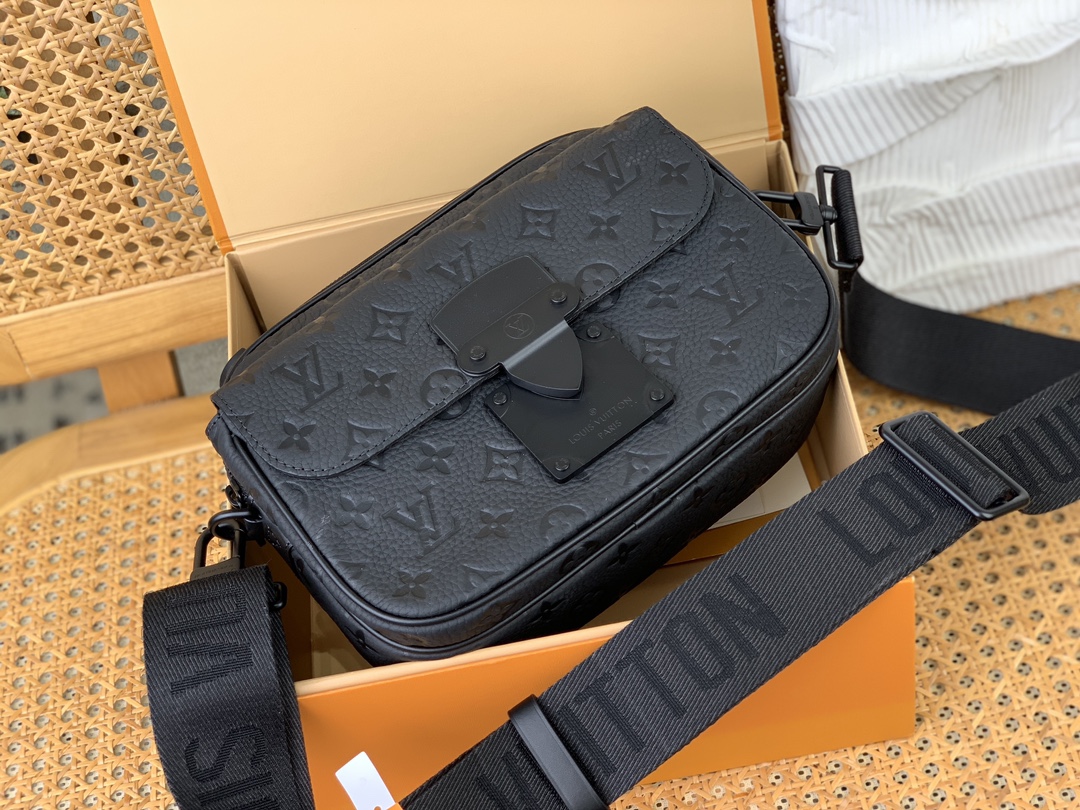 Louis Vuitton Manufactured by Vietnamese OEM, those who know the goods should check it out! Introducing the VIP highest version S LOCK messenger