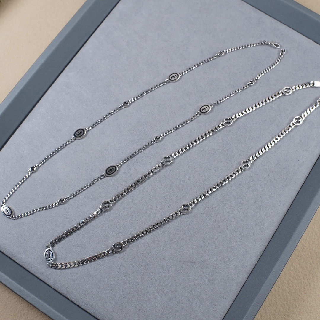 NO:105101,Gucci double g interlocking black necklace, the same style as Xiao Zhan. This single-piece and stacked necklace are very versatile. Horse tie-line chain design, interlocking double G, A and cool, jewelry quality, gucci, necklace19860909gucci双g互扣式黑色项链,肖战同款 这款单戴叠戴都很百搭的项链,马衔索链设计,饰互扣式双G,又A又飒,饰品精品,gucci,necklace,Jewelry