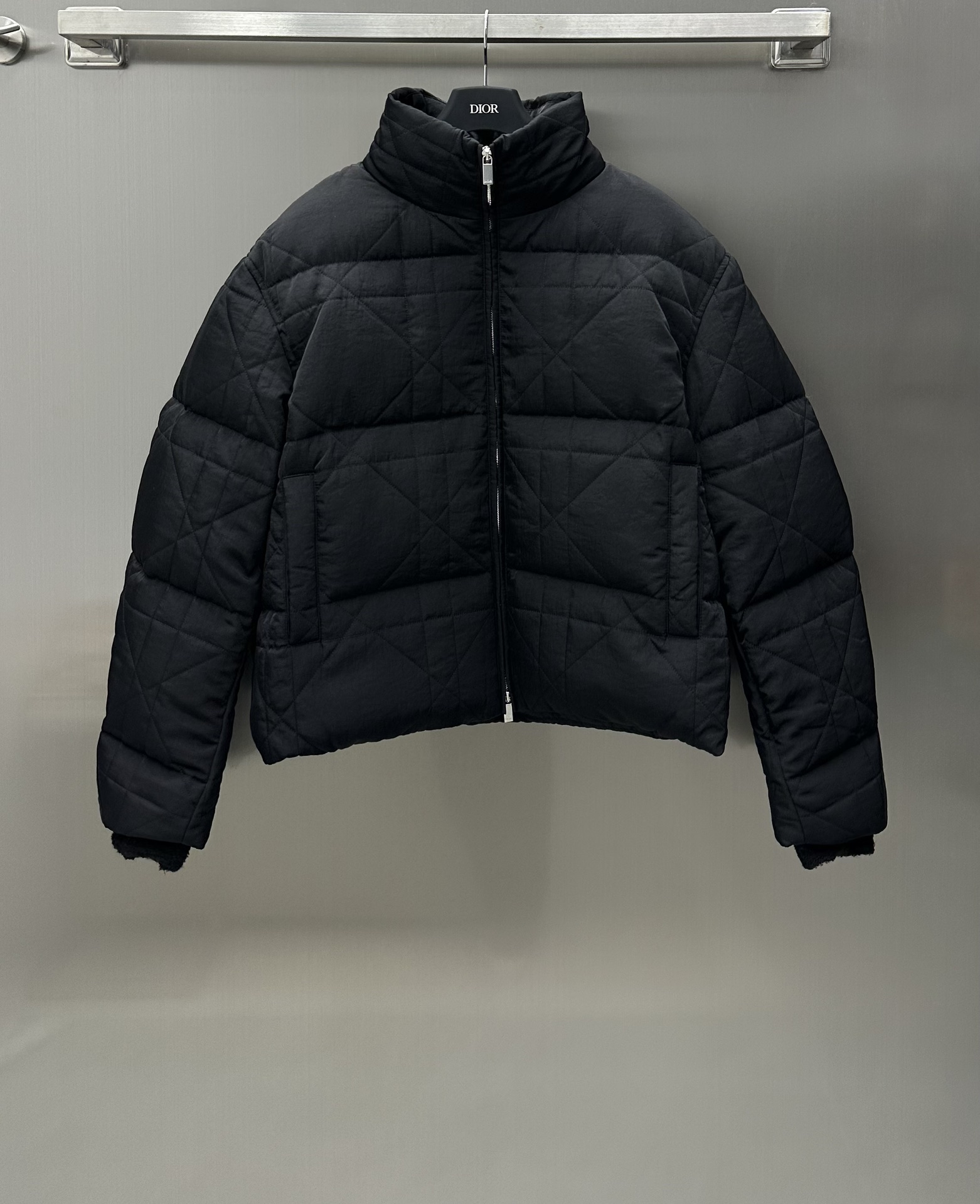 NO:696708,Comes with dust bag Dio* The new arrival of the stand-up collared bun down jacket is made of custom-made YB imported materials. It is light and windproof and warm. The texture is clear. The upper body is more tolerant and slimmer. Low-key and simple. The stand-up collar bun down jacket is tailored to be layered with trendy style. Regular fit. Not picky for everyone. Create comfortable and warm outfits. High-end fashion sense. Let down jackets get rid of the traditional bloat and earthy taste. Can be worn by both men and women. A must-have item for autumn and winter. High version 46 48  50 52 54 2 colors, dior, down jacket,19860909配防尘袋Dio* 新品上架立领面包羽绒服定制YB进口材质 轻盈防风保暖 纹理清晰 上身更为包容显瘦 低调简约 立领面包羽绒服剪裁 叠穿潮流洋气 常规版型 不挑人群穿搭 打造舒适保暖穿搭 高级时髦感拿捏住 让羽绒服摆脱传统的臃肿与土味 男女均可驾驭 秋冬的必备单品  高版本46 48 50 52 54 2色,,dior,down jacket,,Women's clothing