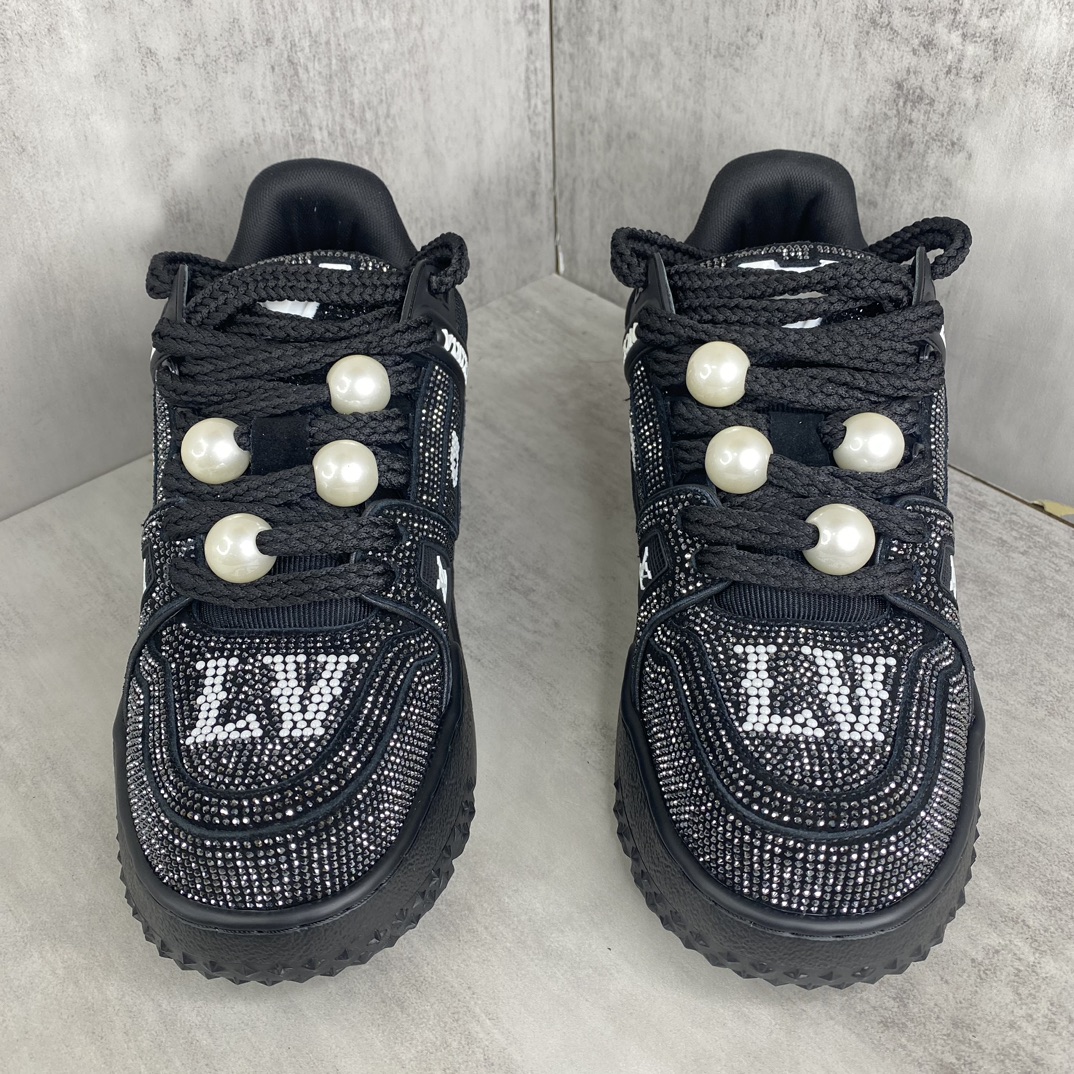 Louis Vuitton 新款上架 LV Louis Vuitton 23S走秀款Trainer 胖丁满钻面包滑板鞋 可折叠抽拉式飞机盒 独家开模暗花老花串珠