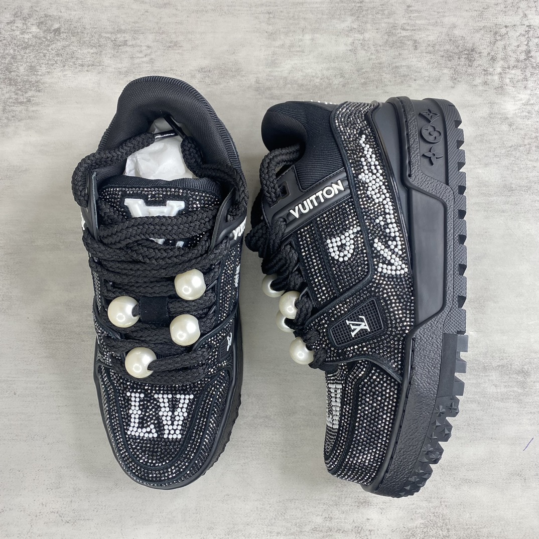 Louis Vuitton 新款上架 LV Louis Vuitton 23S走秀款Trainer 胖丁满钻面包滑板鞋 可折叠抽拉式飞机盒 独家开模暗花老花串珠