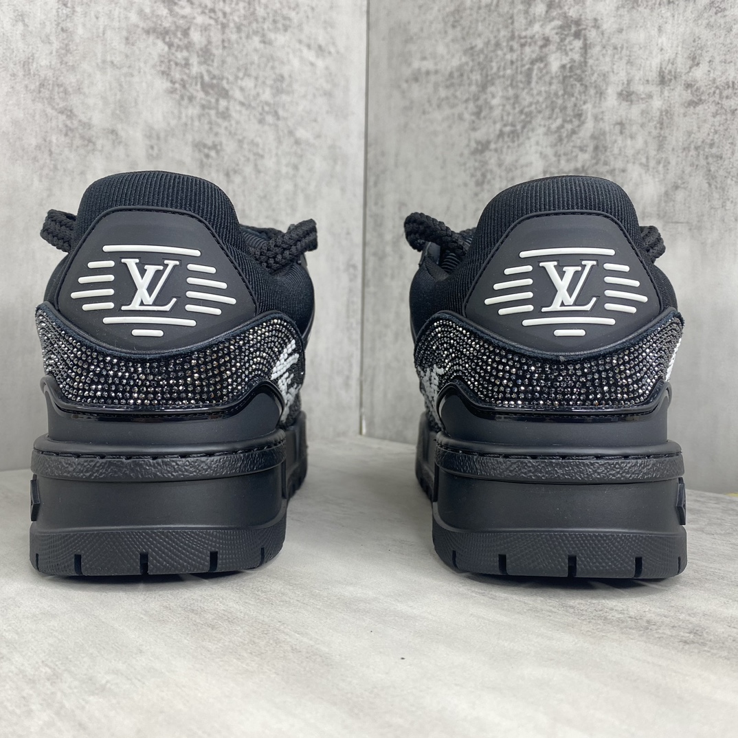 Louis Vuitton 新款上架 LV Louis Vuitton 23S走秀款Trainer 胖丁满钻面包滑板鞋 可折叠抽拉式飞机盒 独家开模暗花老花串珠
