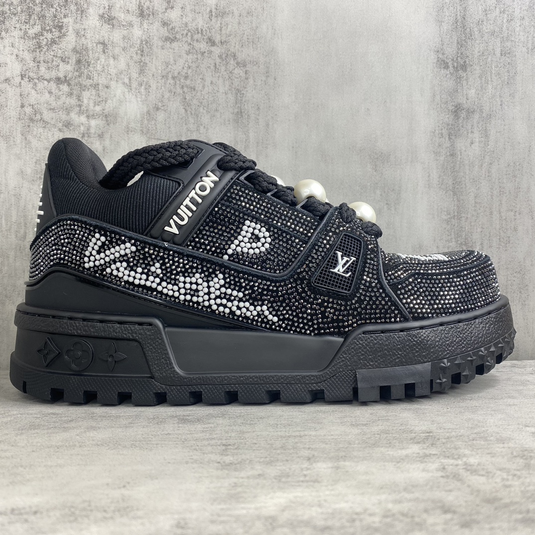 Louis Vuitton 新款上架 LV Louis Vuitton 23S走秀款Trainer 胖丁满钻面包滑板鞋 可折叠抽拉式飞机盒 独家开模暗花老花串珠