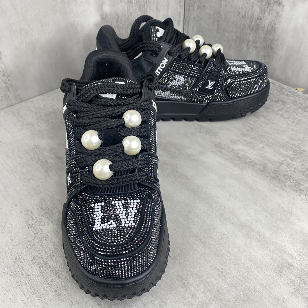 Louis Vuitton 新款上架 LV Louis Vuitton 23S走秀款Trainer 胖丁满钻面包滑板鞋 可折叠抽拉式飞机盒 独家开模暗花老花串珠