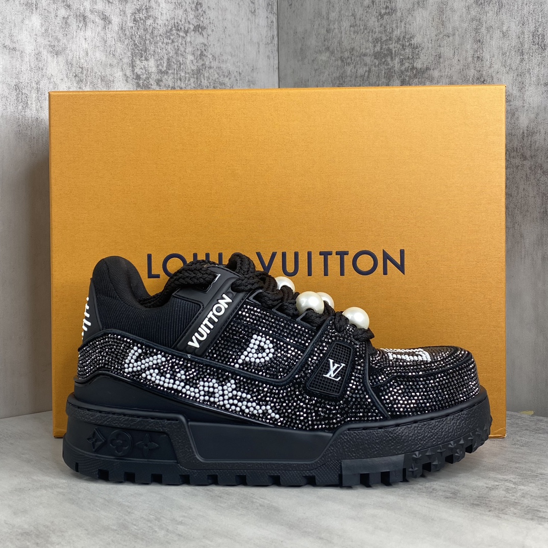 Louis Vuitton 新款上架 LV Louis Vuitton 23S走秀款Trainer 胖丁满钻面包滑板鞋 可折叠抽拉式飞机盒 独家开模暗花老花串珠