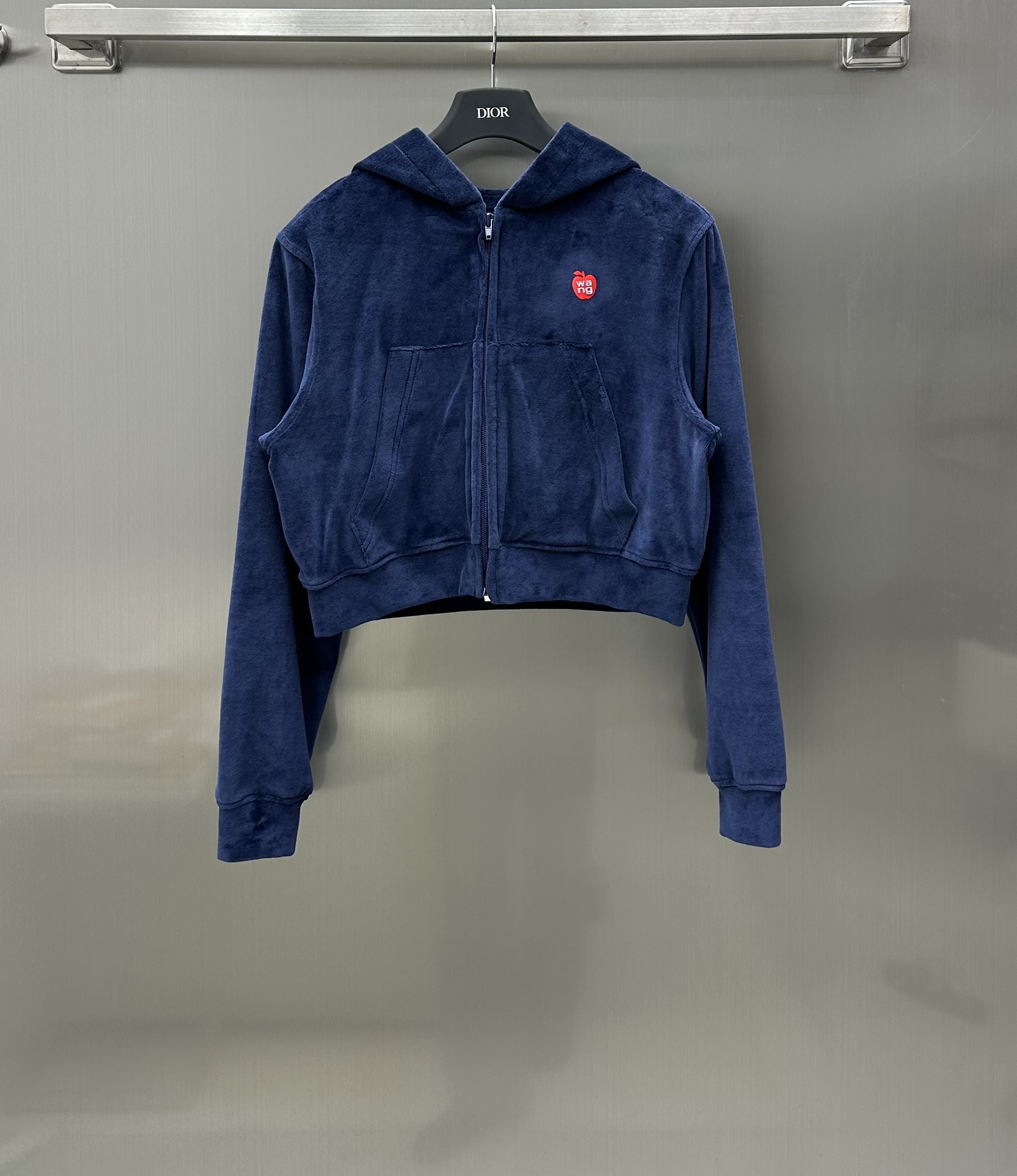 NO:696706,Alexanderwan* New arrival velvet casual suit made of customized YB imported velvet material. The texture is glossy and delicate. Not easy to stain. Hooded jacket with loose wide-leg pants. Casual suit upper body is comfortable and more fashionable. Hooded zipper jacket. Decorated with three-dimensional exquisite letter apple pattern on the chest to echo the trousers. Fashionable and foreign style. Loose and short style slimming and covering the flesh. Paired with the wide-leg trousers of the same series. The elastic waist drawstring design is very tolerant to the waist. Loose trouser legs cover the flesh and look slimming.  The whole upper body is fashionable and high-end, unique haze blue, age-reducing pink, mysterious pure black, full of style, 3 colors available, choose according to your needs, high version 3 colors, jackets & coats, hats,19860909Alexanderwan* 新品上架丝绒休闲套装定制YB进口丝绒材质 质感光泽细腻 不易沾灰 连帽外套宽松阔腿裤 休闲套装上身舒适更显时髦 连帽拉链外套 胸前饰以立体精致字母苹果图案装饰呼应长裤 时髦洋气 宽松短款显瘦遮肉 搭配同系列阔腿长裤 弹力腰抽绳设计对腰围包容性强 宽松裤腿遮肉显瘦 整套上身时髦高级 独特雾霾蓝 减龄粉红色 神秘纯黑色 洋气十足 3色可选 根据需求选择  高版本3色,,jackets & coats,hats,,Women's clothing