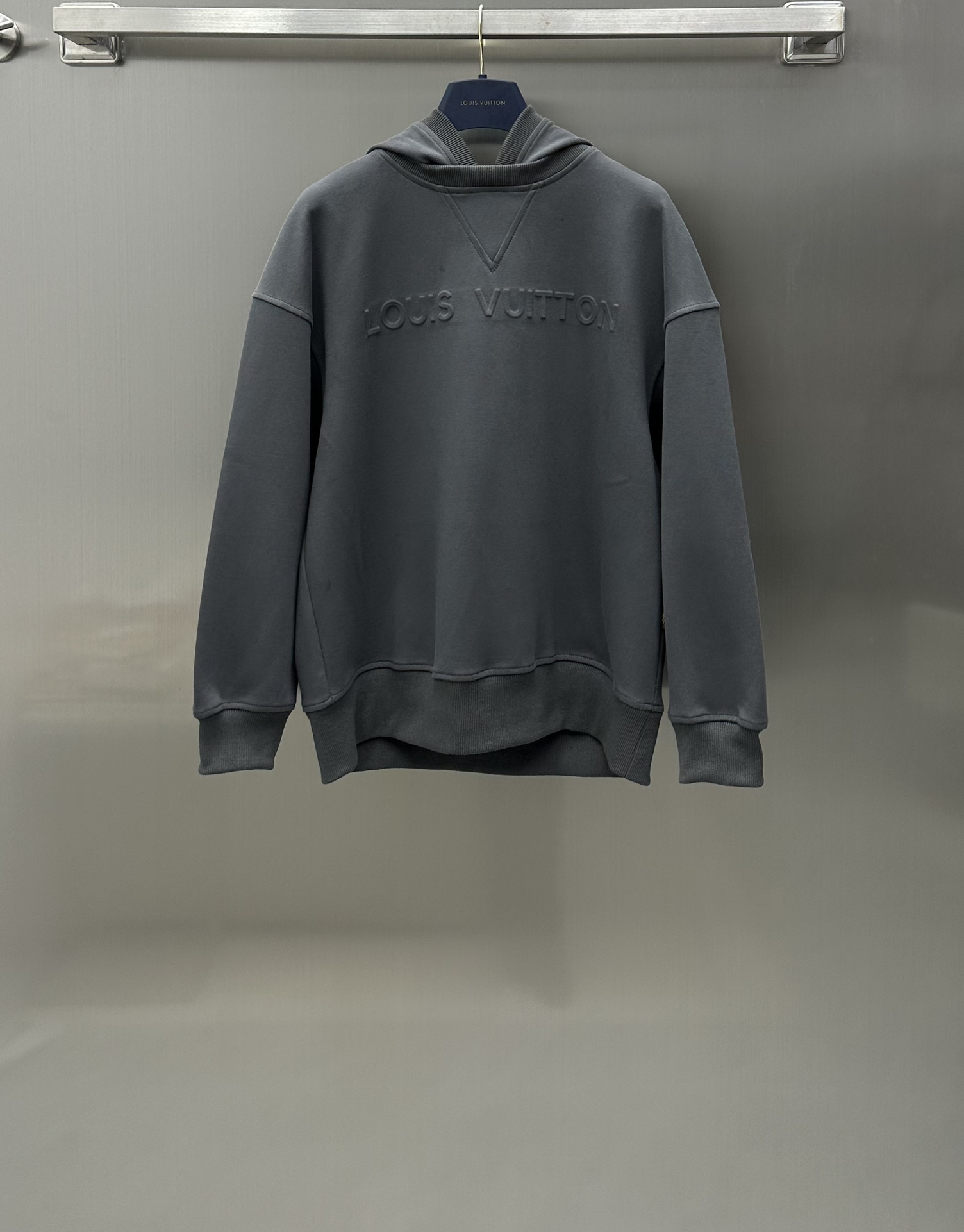 NO:696704,Louis Vuitto* New Arrival Hooded Sweatshirt Set Customized YB Cotton Material Cotton Hooded Sweatshirt Decorated with three-dimensional embossed brand letters on the chest. Fashionable and slimming. The collar of the sweater is restored to the YB threaded webbing. Details and quality are perfectly presented. Paired with straight trousers, the upper body of the suit is effortless to wear. The three-dimensional embossed letters on the front and back of the trousers echo the top. The overall coordination is fashionable. Gray is lazy and casual. Brown is high-end and slim. An essential fashionable suit for autumn and winter.  High version 3 colors,,louis vuitton,hoodie,sweatshirts,hats,19860909Louis Vuitto* 新品上架连帽卫衣套装定制YB全棉材质 棉质连帽卫衣 胸前立体压花品牌字母装饰 时髦显瘦 卫衣领圈位置还原YB螺纹织带 细节品质完美呈现 搭配直筒长裤 套装上身不费力穿搭 长裤前后侧立体压花字母呼应上衣 整体协调时髦 灰色慵懒随意 棕色高级显瘦 秋冬必不可少时髦套装 高版本3色,,louis vuitton,hoodie,sweatshirts,hats,,Women's clothing