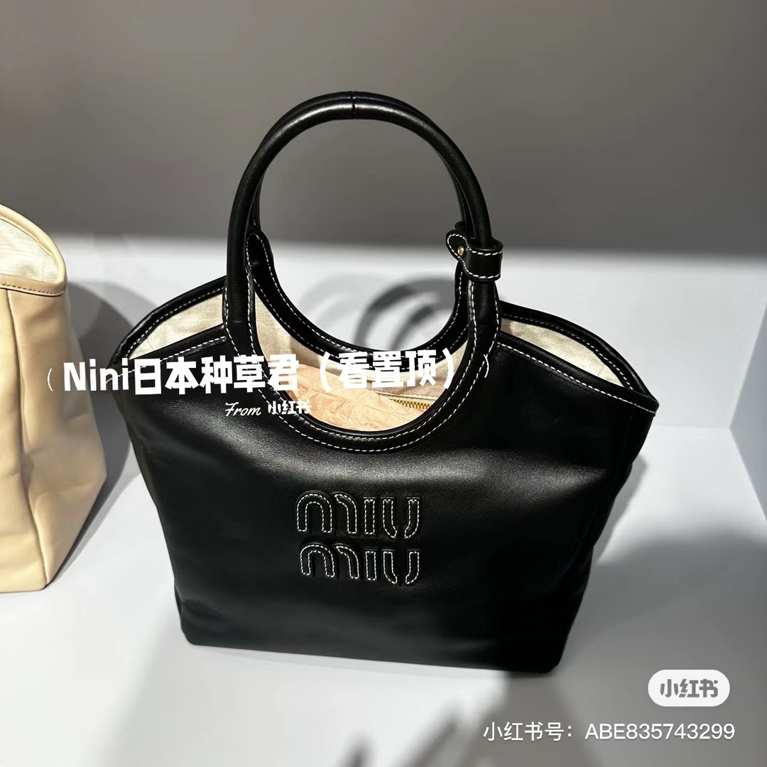 NO:198106,5BG, Miu's new Isetan limited tote bag, the official website is recommended, this year's absolutely popular style, top imported calf leather, delicate, smooth and soft leather, high-quality leather texture, soft body but not collapsed, small size design is more refined, casual and lazy, daily street back, it returns 100% rate, hand-sewn leather logo logo, new linen inside, two zipper pockets, adjustable leather long shoulder straps, size 22X 14X11Cm, with original packaging, MIUMIU, miumiu, totes, cowhide198609095BG,Miu家新款伊势丹限定托特包,官网主推,今年绝对爆款式,顶级进口小牛皮,皮面细腻光滑柔软,上乘的皮革质感高级,包身软而不塌,小尺寸设计更加精致,气质随性慵懒,日常出街背它回头率百分百,手工缝制皮面Logo标志,内里全新麻布里,配两个拉链式口袋,可调节皮革长肩带,尺寸22X 14X11Cm,配原版包装,MIUMIU,miumiu,totes,cowhide,Bag