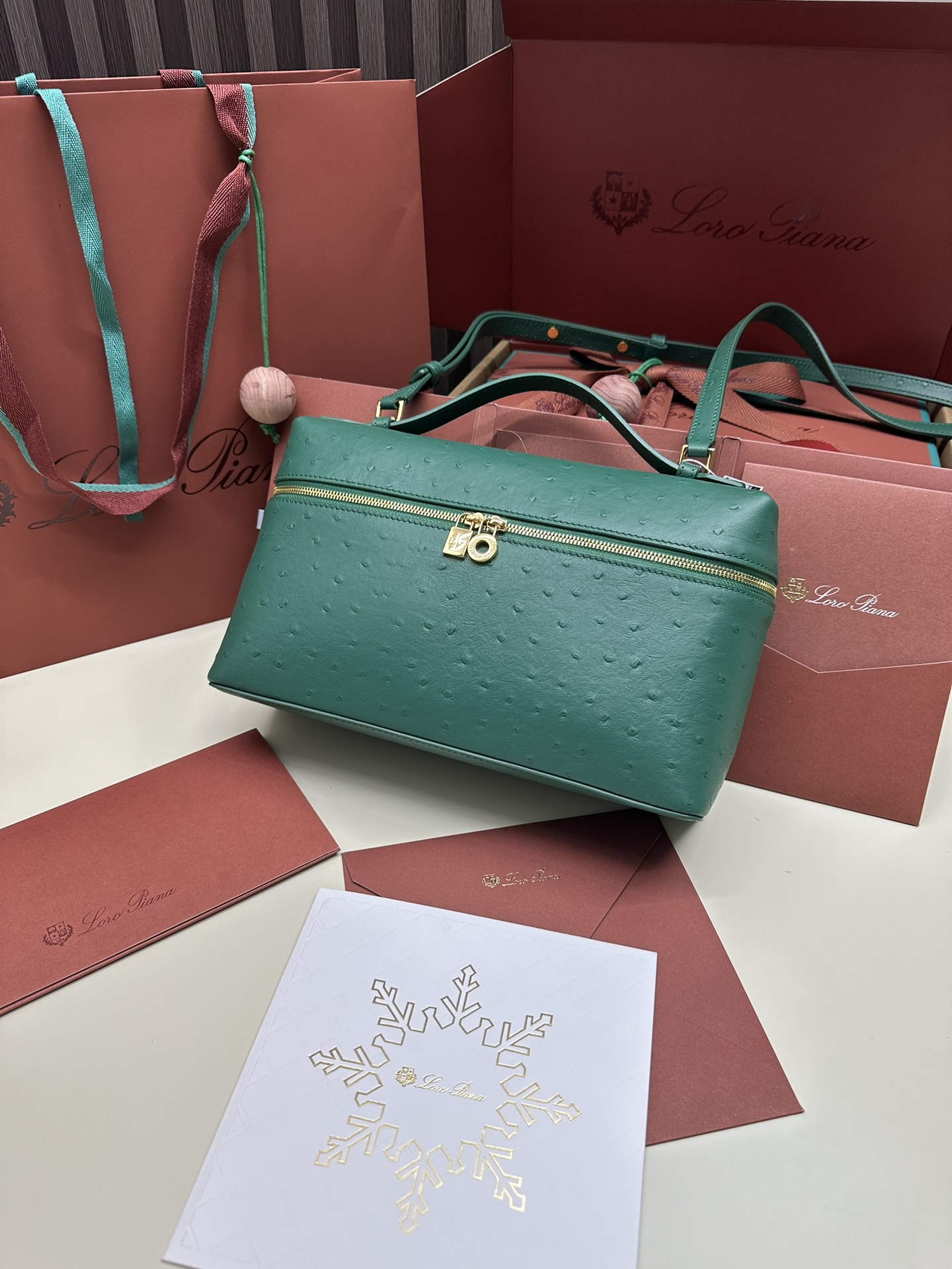 Loro Piana Ostrich Handbag with Extra Pocket and Gold Button - 图片 9