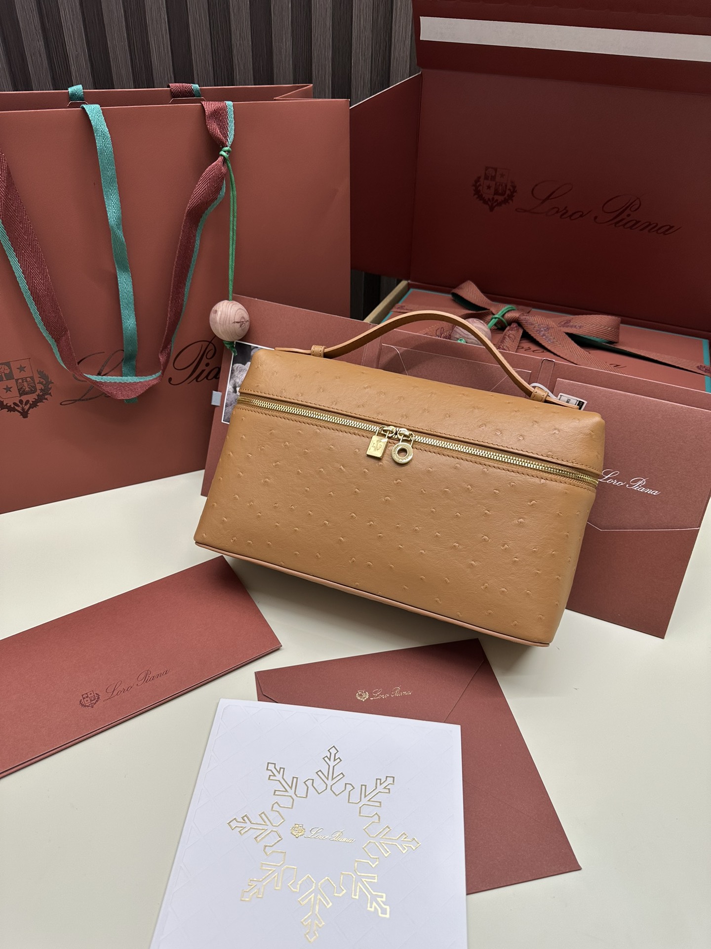 Loro Piana Ostrich Leather Handbag with Gold Button and Extra Pocket - 图片 1