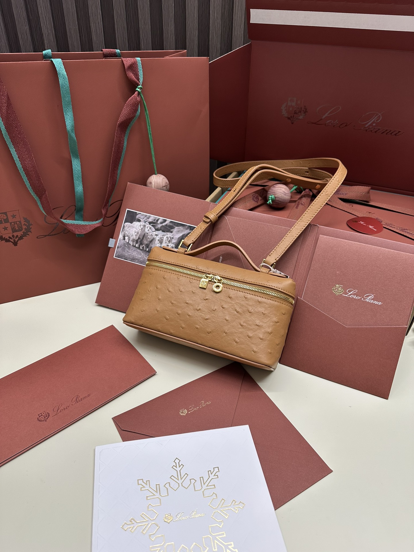 Luxurious Ostrich Leather Handbag with Extra Pocket and Gold Button - 图片 9