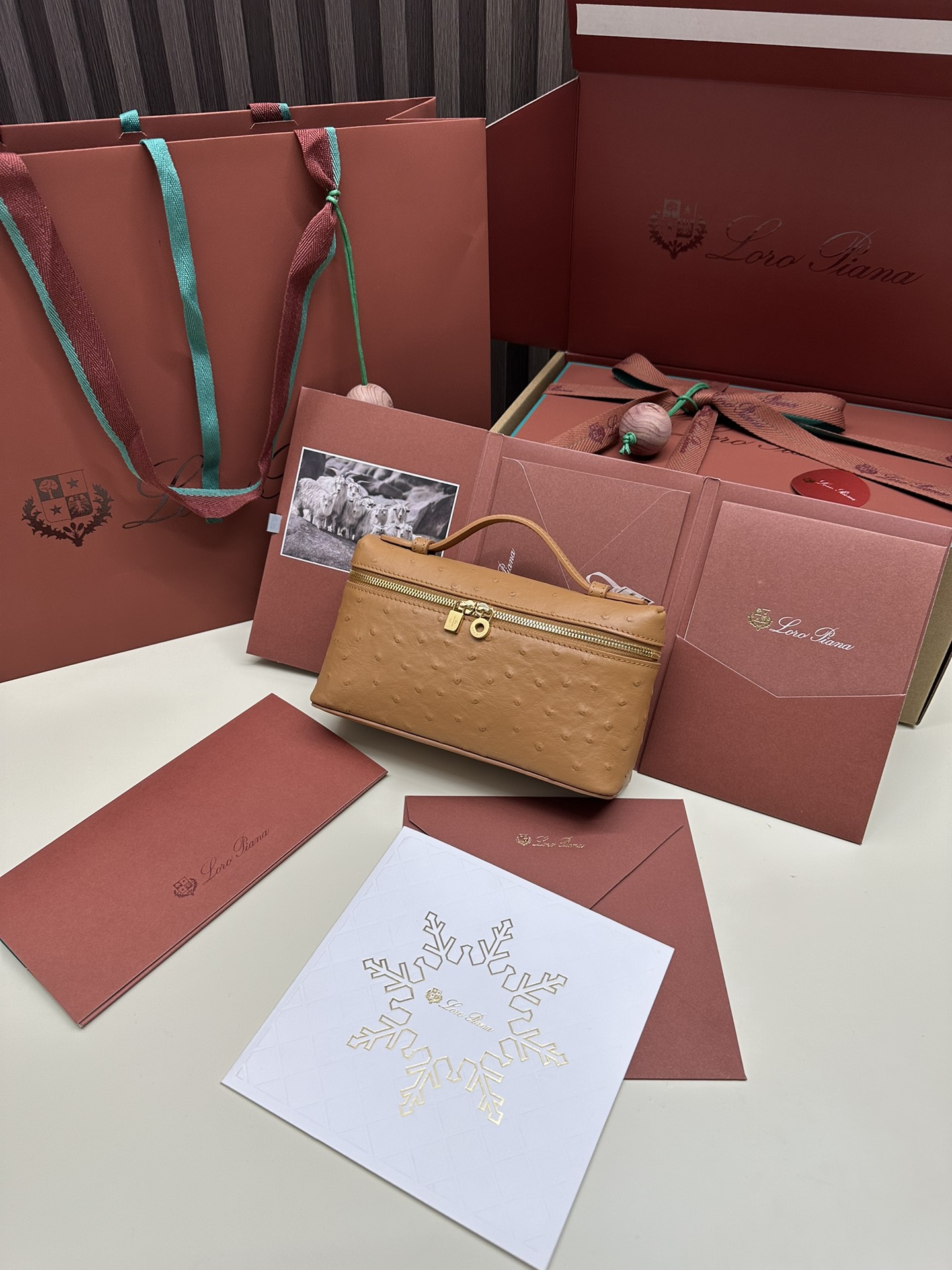 Luxurious Ostrich Leather Handbag with Extra Pocket and Gold Button - 图片 1